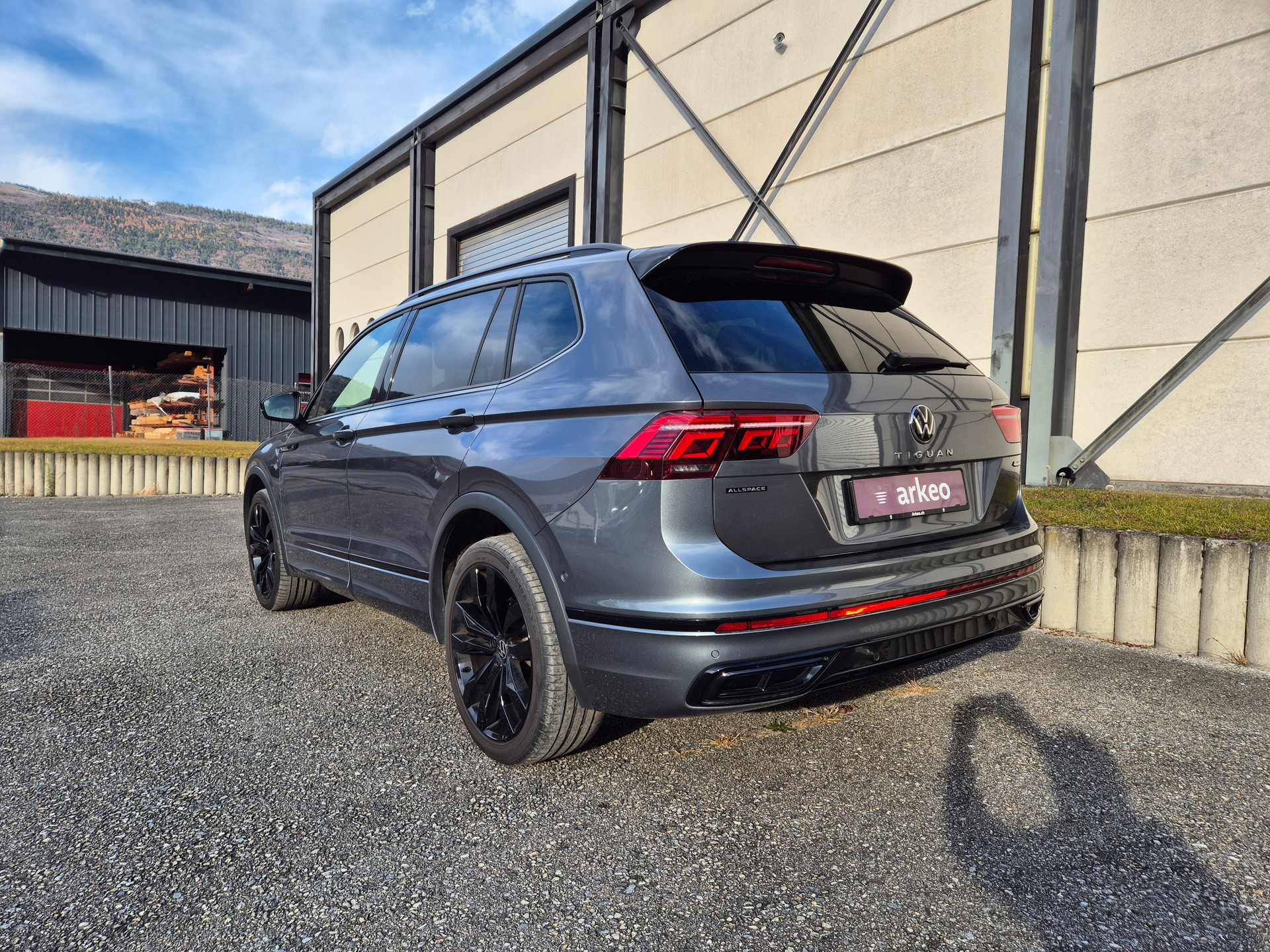 VW Tiguan Allspace 2.0TSI R-Line 4Motion DSG - 5