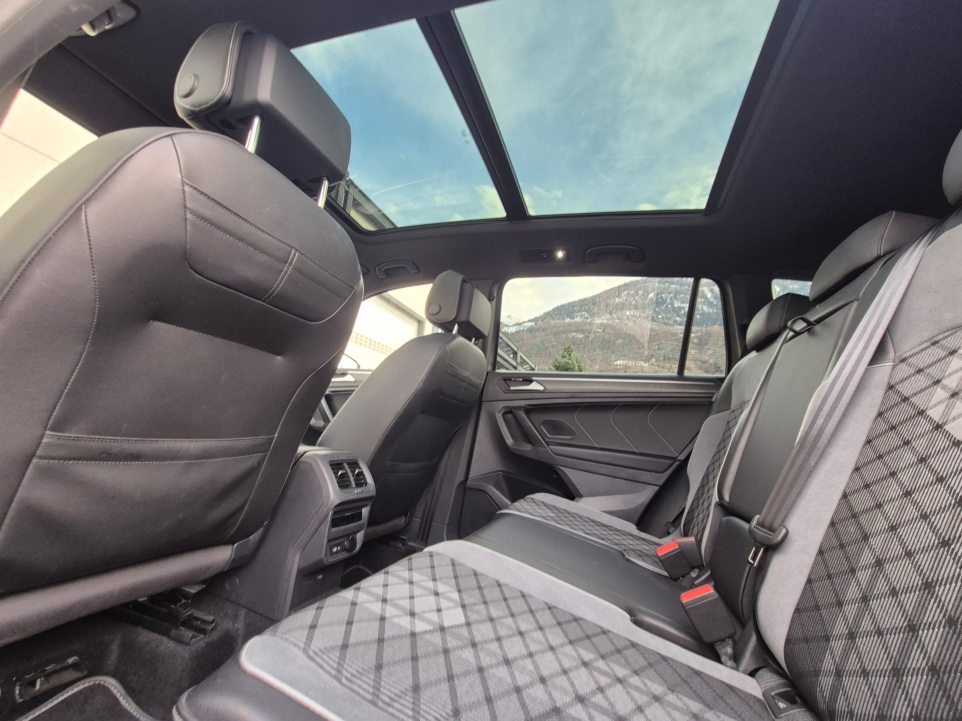 VW Tiguan Allspace 2.0TSI R-Line 4Motion DSG - 11