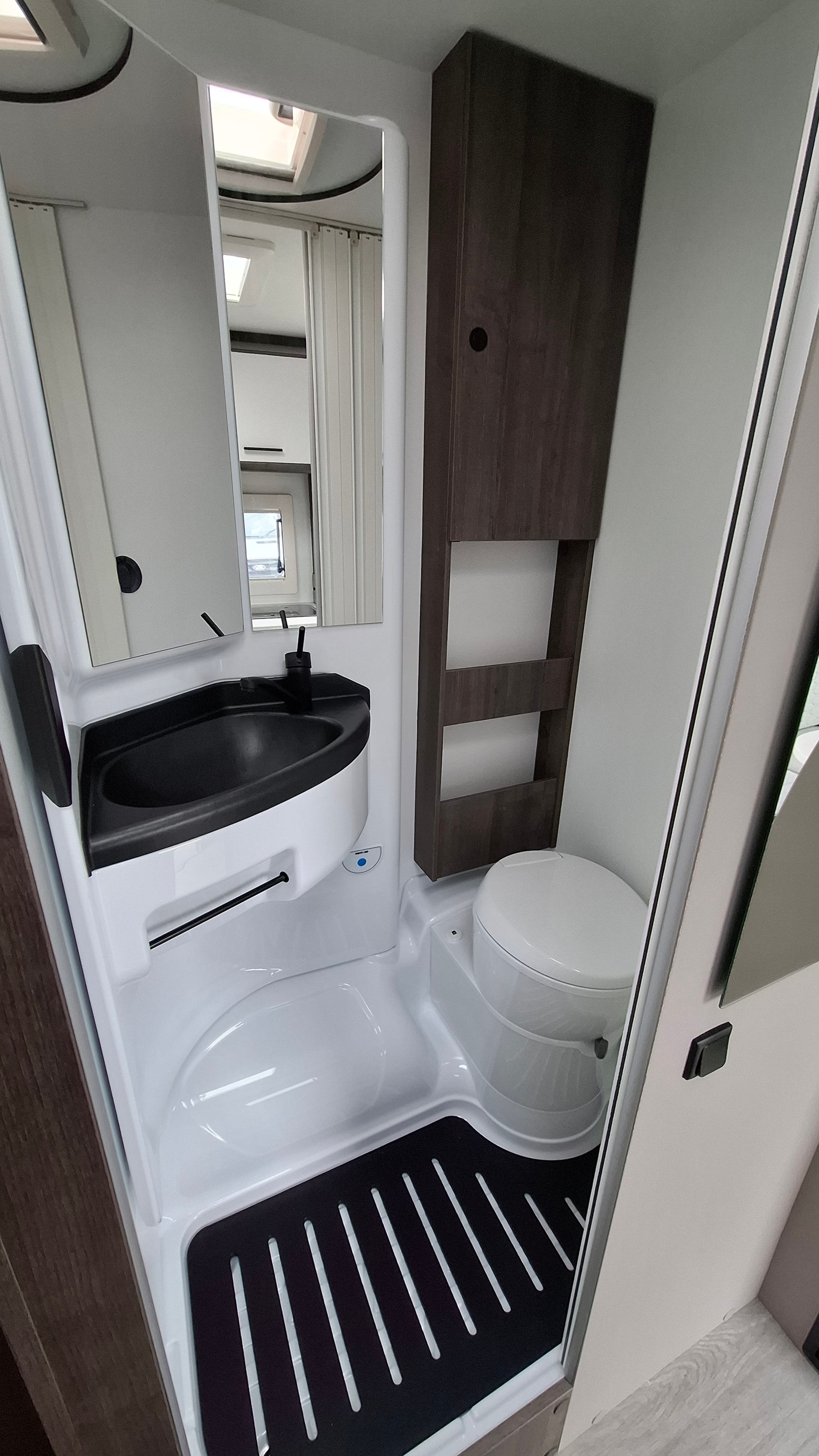 BENIMAR Tessoro 425 Special Edition 5 places Automatique 165 PS (Panneau solaire 200W, Chauffage diesel) - 9