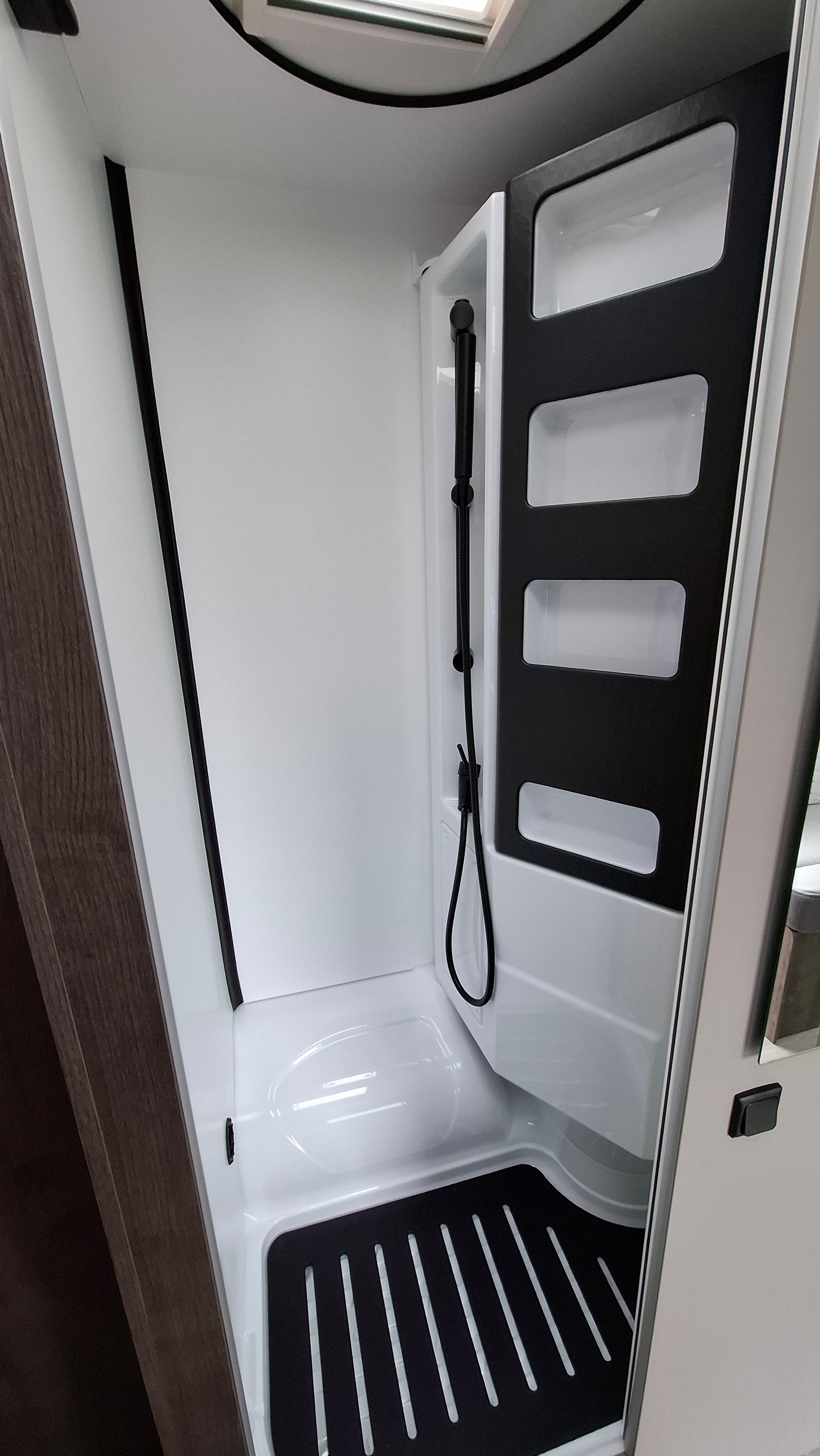 BENIMAR Tessoro 425 Special Edition 5 places Automatique 165 PS (Panneau solaire 200W, Chauffage diesel) - 10