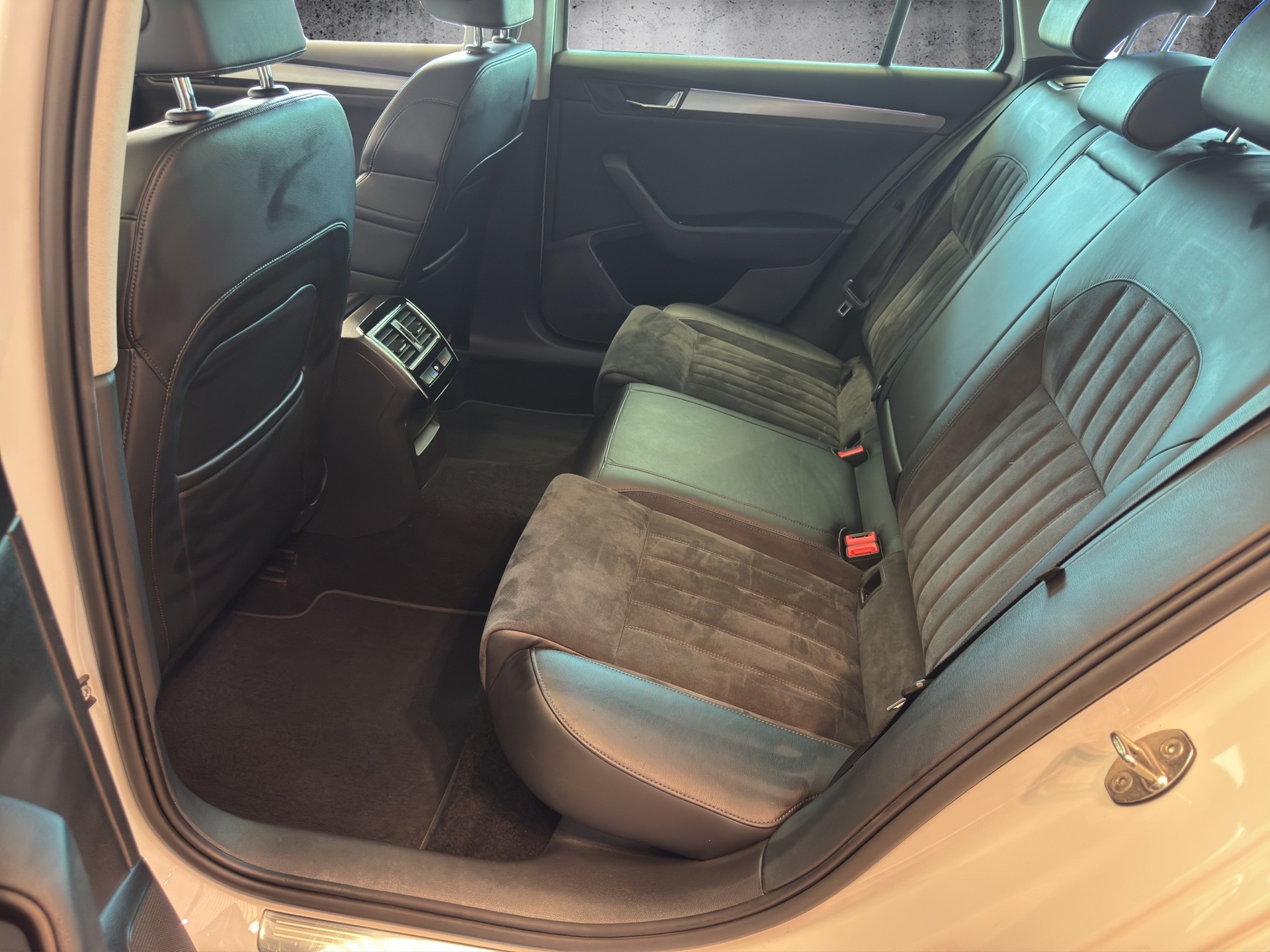SKODA Superb Combi 2.0 TSI Style DSG - 10