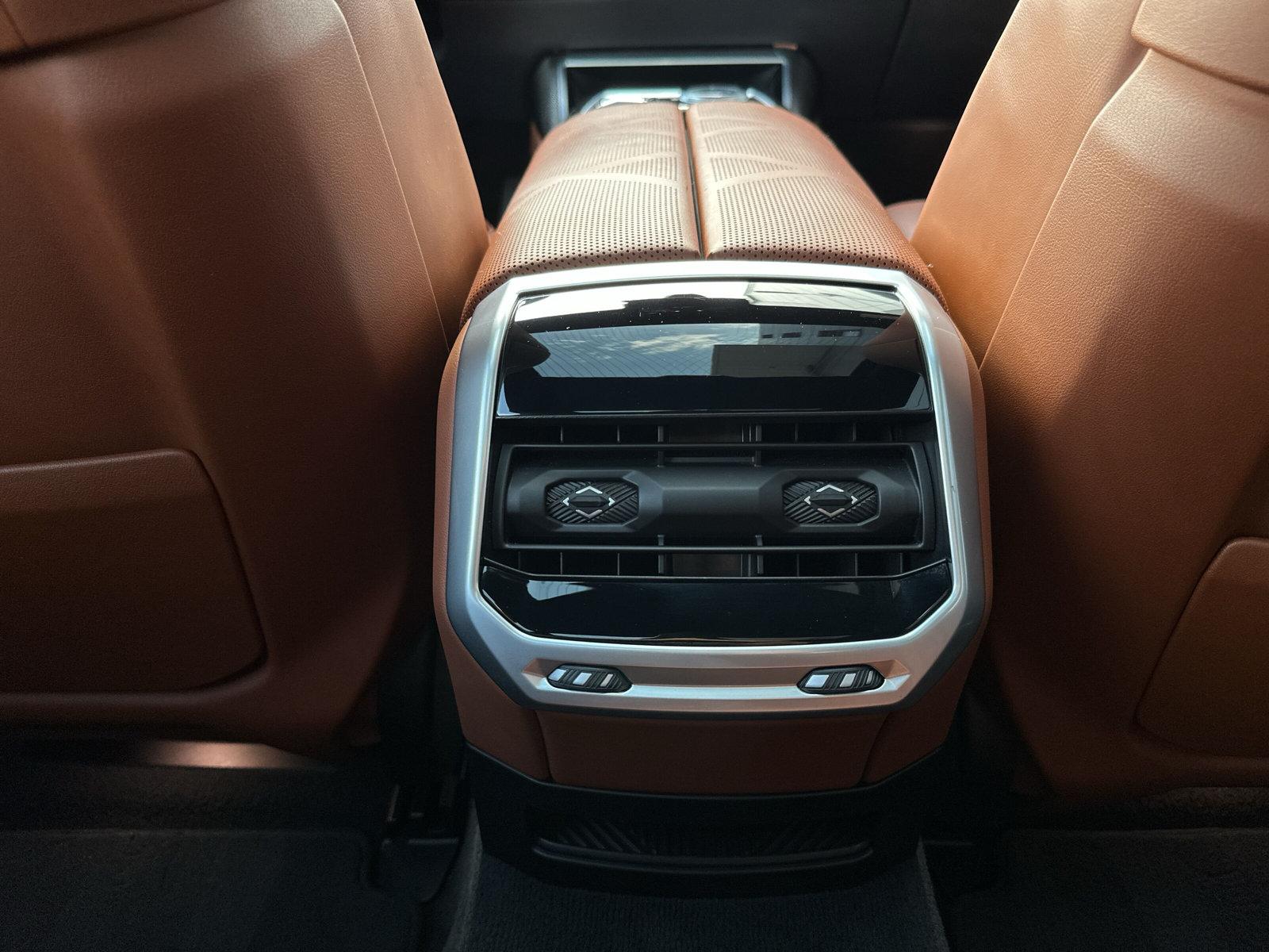 BMW i7 xDrive60 (CH) AHK * TansanitBlau Mét * SOH TEST 96% - 26