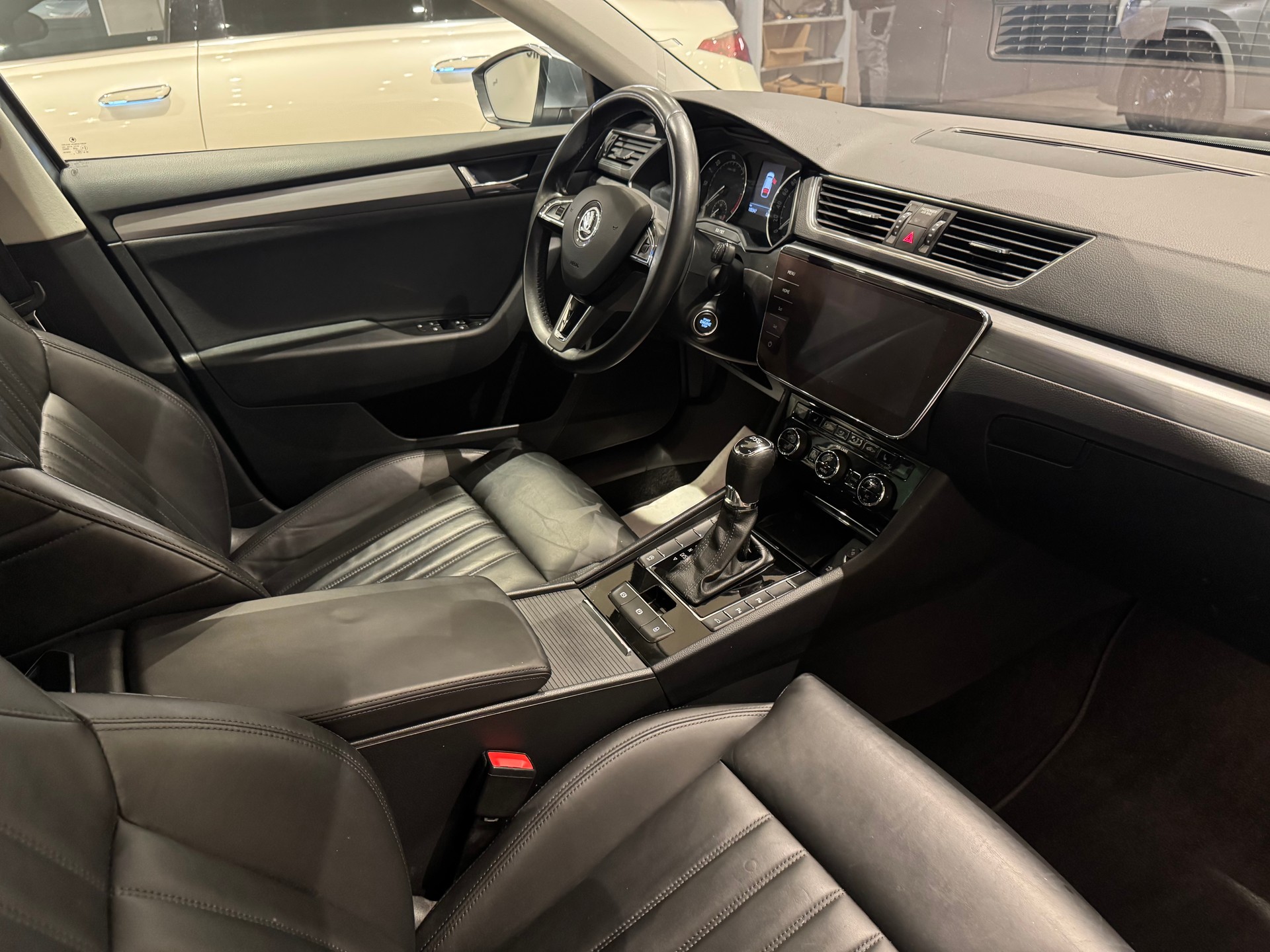 SKODA Superb Combi 2.0 TDI Style DSG - 8