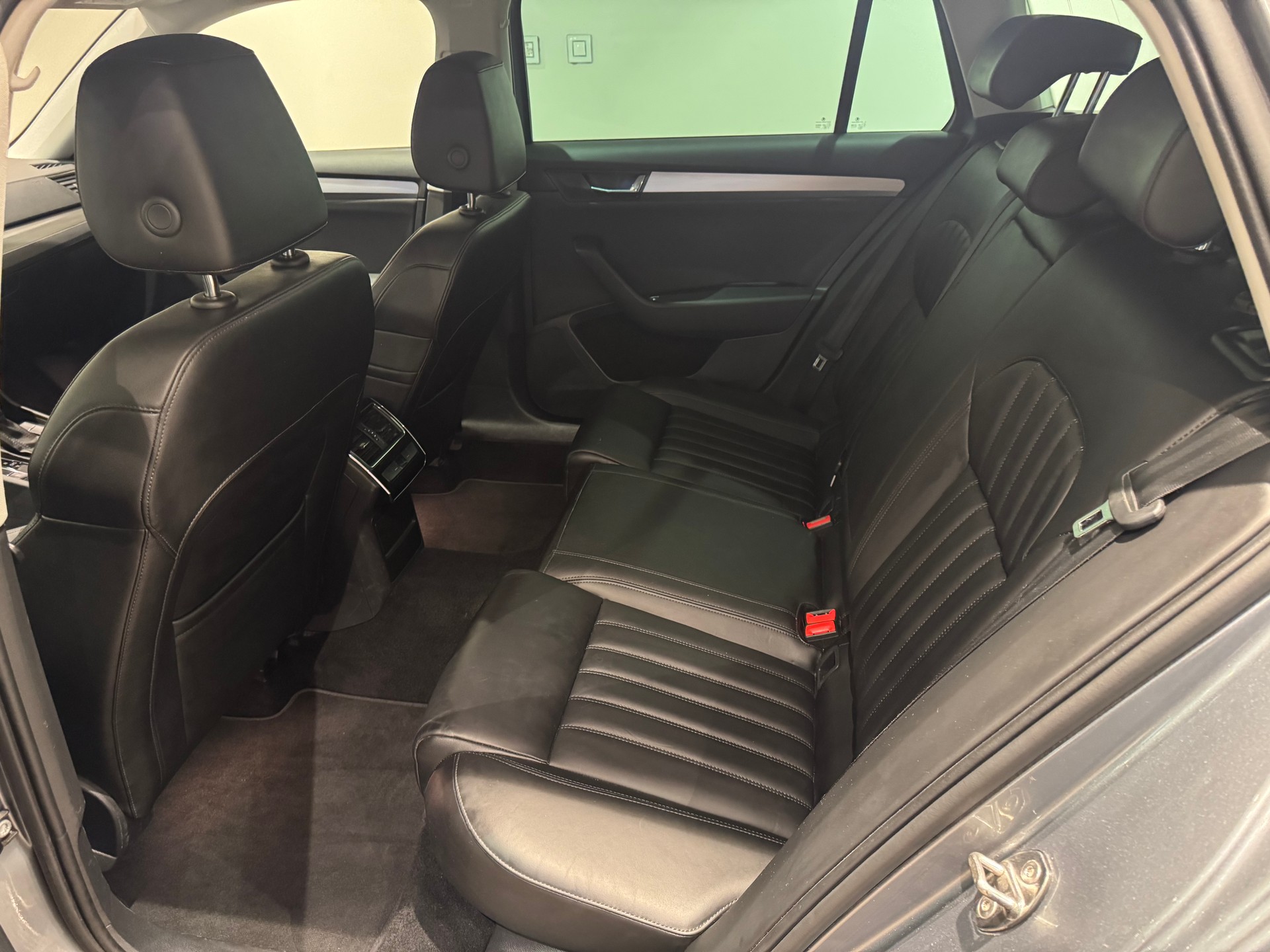 SKODA Superb Combi 2.0 TDI Style DSG - 10