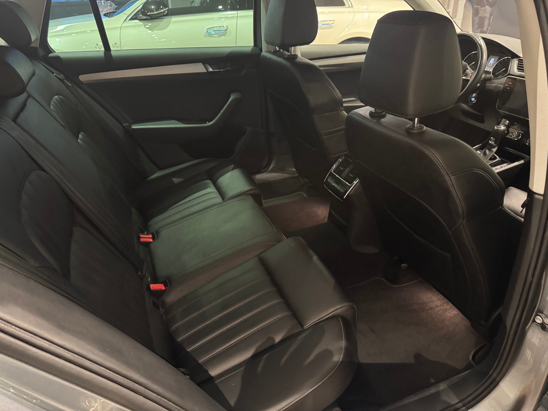 SKODA Superb Combi 2.0 TDI Style DSG - 9