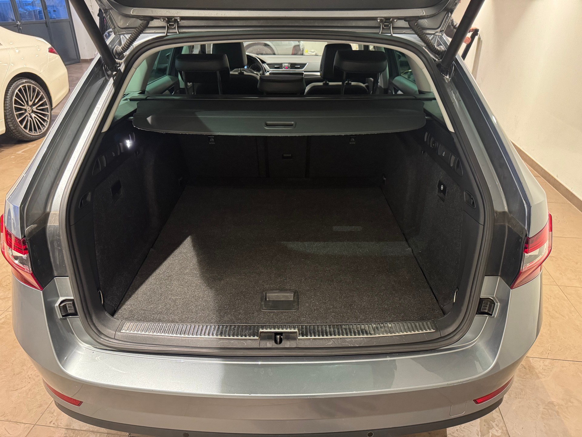 SKODA Superb Combi 2.0 TDI Style DSG - 6