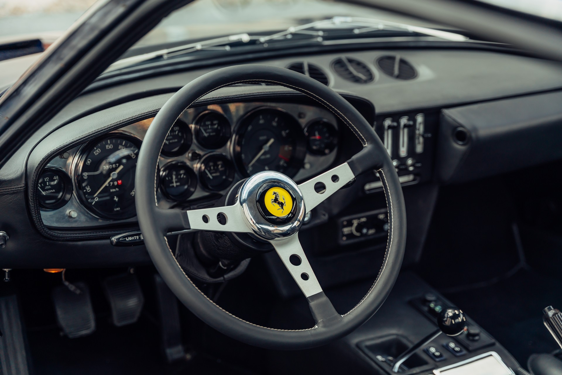 FERRARI 365 GTB/4 Daytona - 21