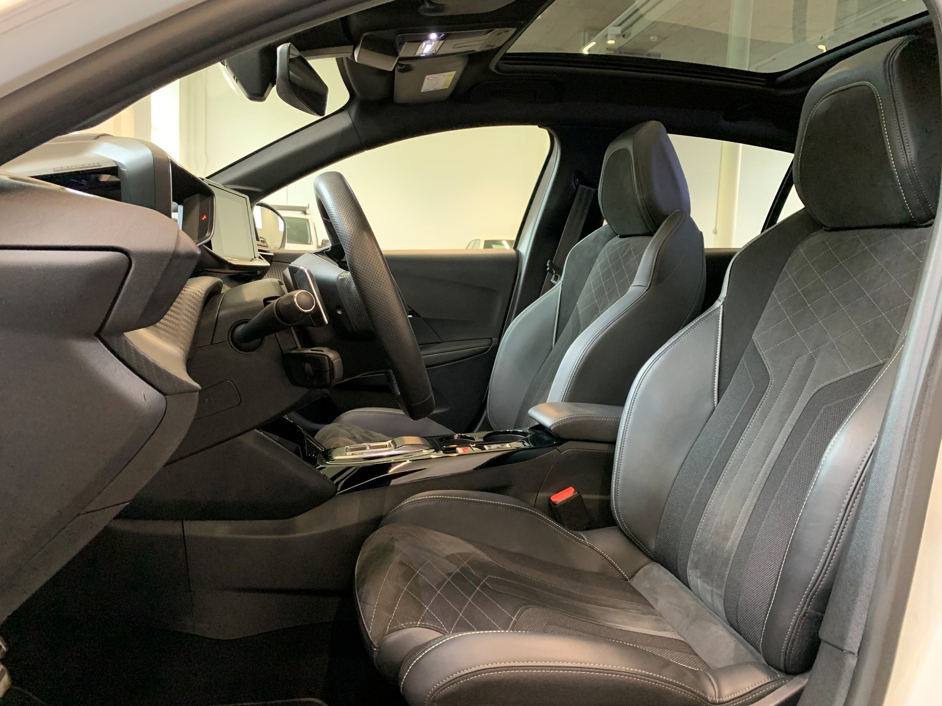 PEUGEOT 208 1.2 PureTech GT EAT8 - 9