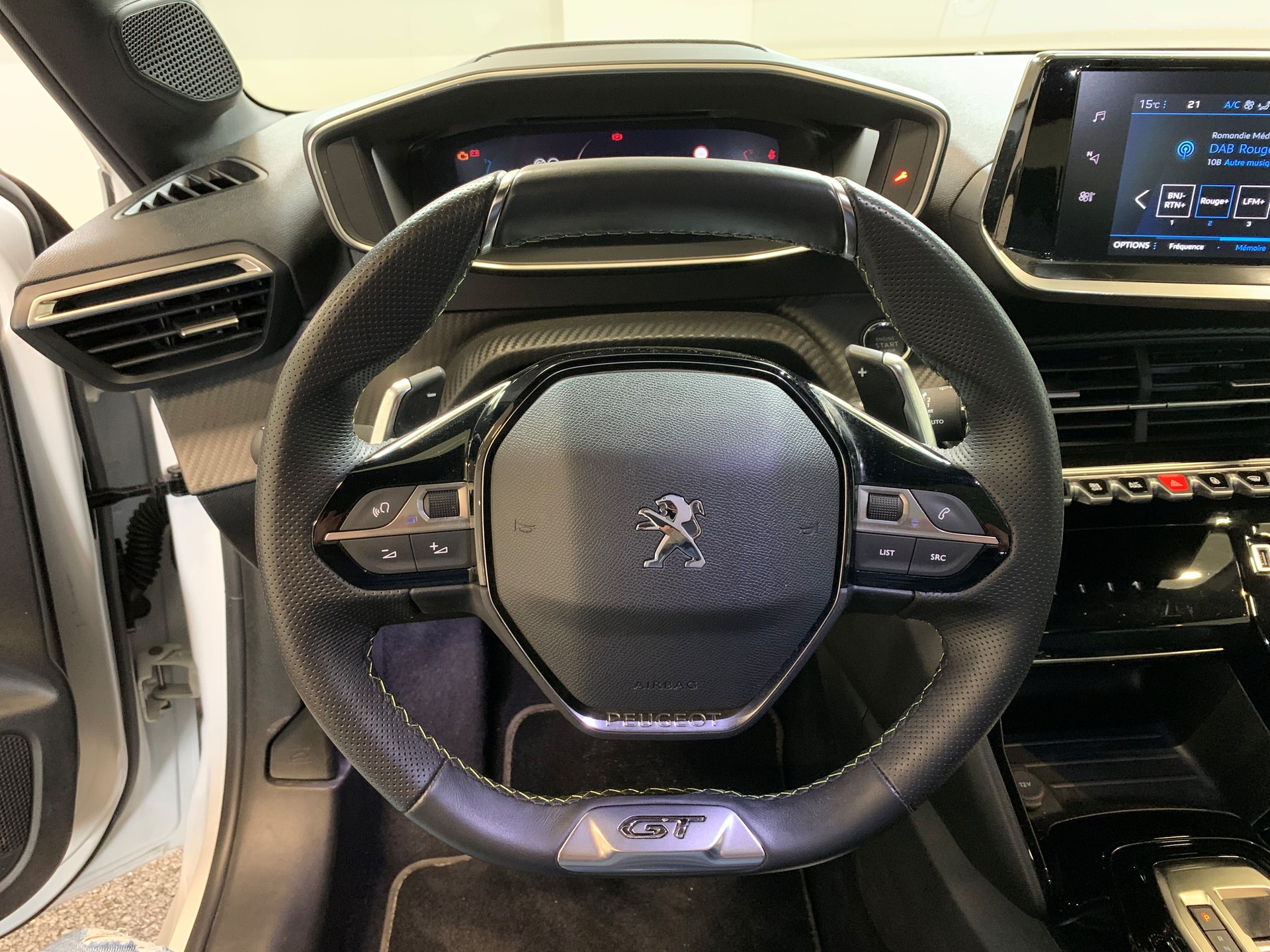 PEUGEOT 208 1.2 PureTech GT EAT8 - 12