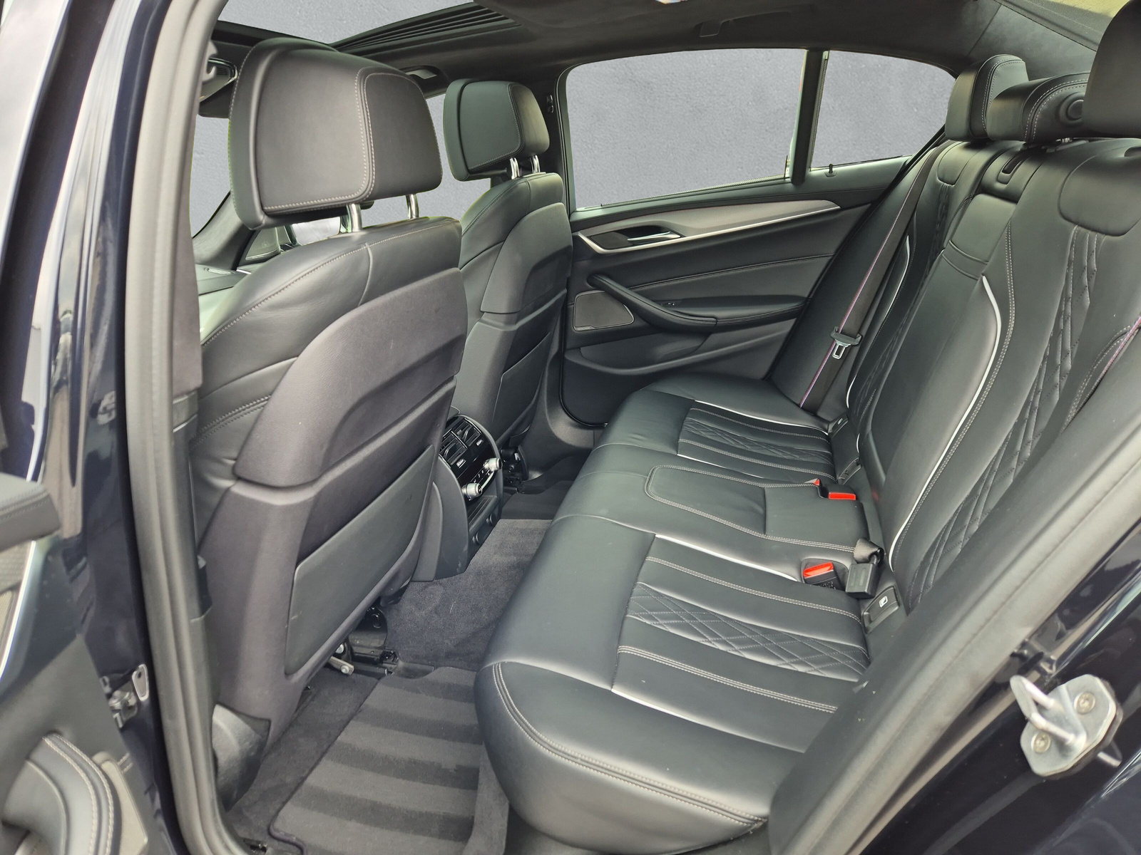 BMW M550i xDrive - 12