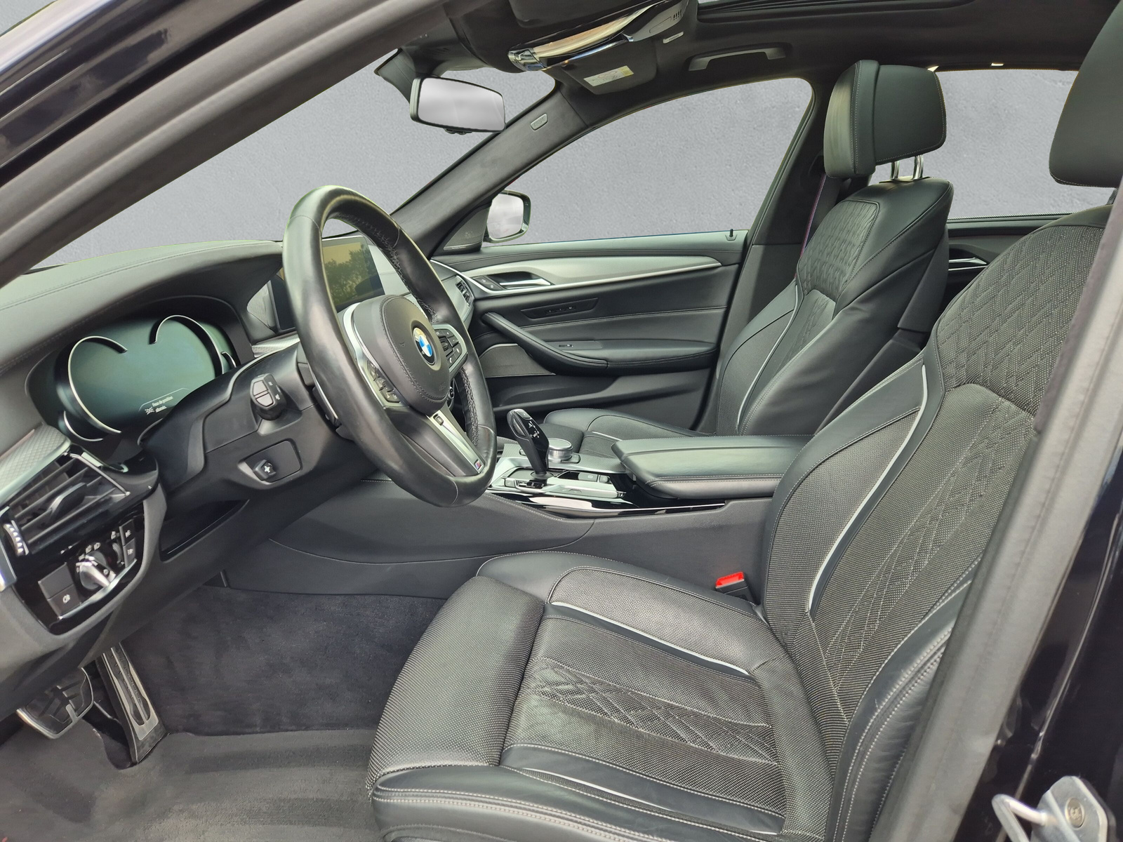 BMW M550i xDrive - 11