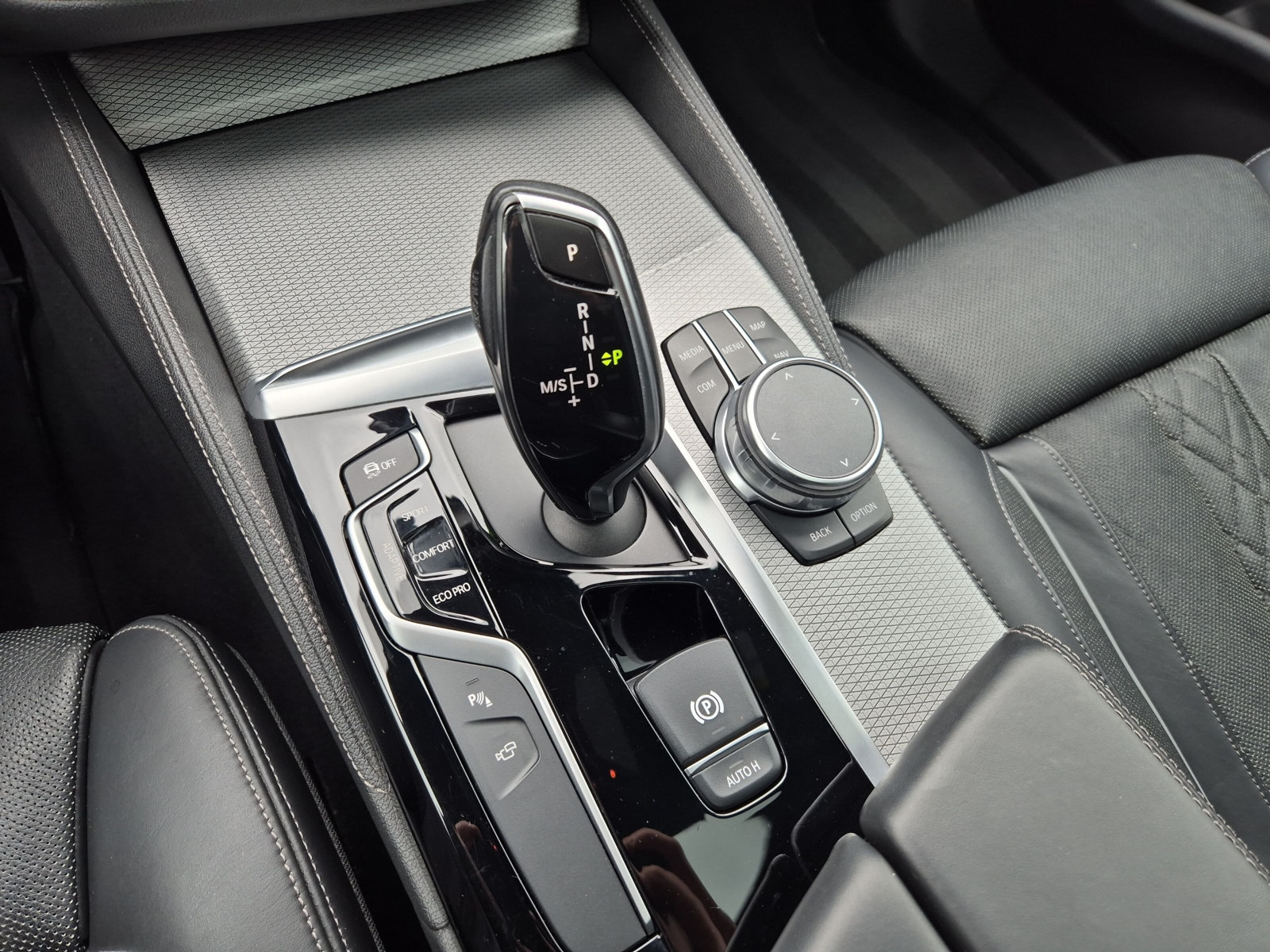 BMW M550i xDrive - 20