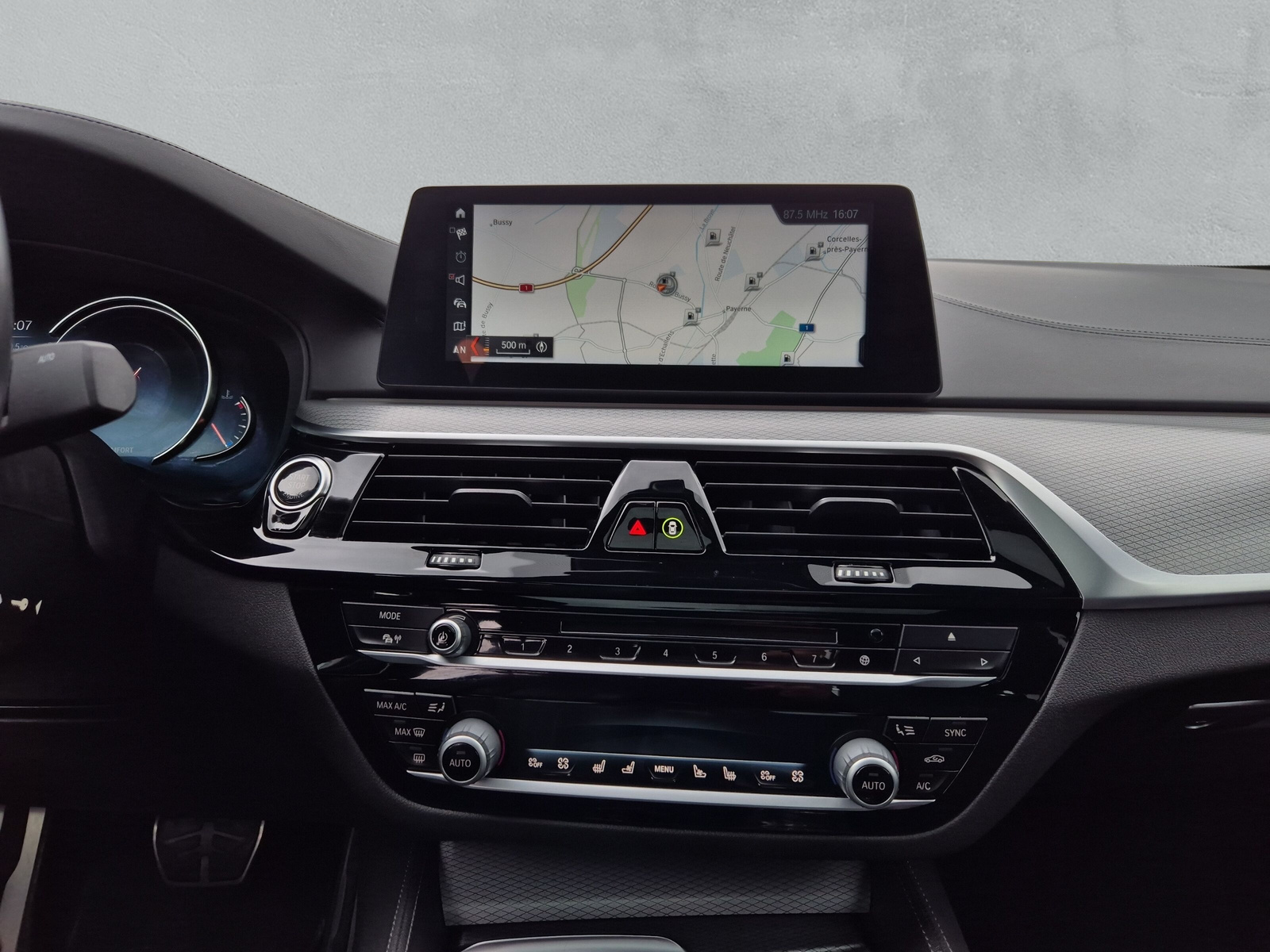 BMW M550i xDrive - 14