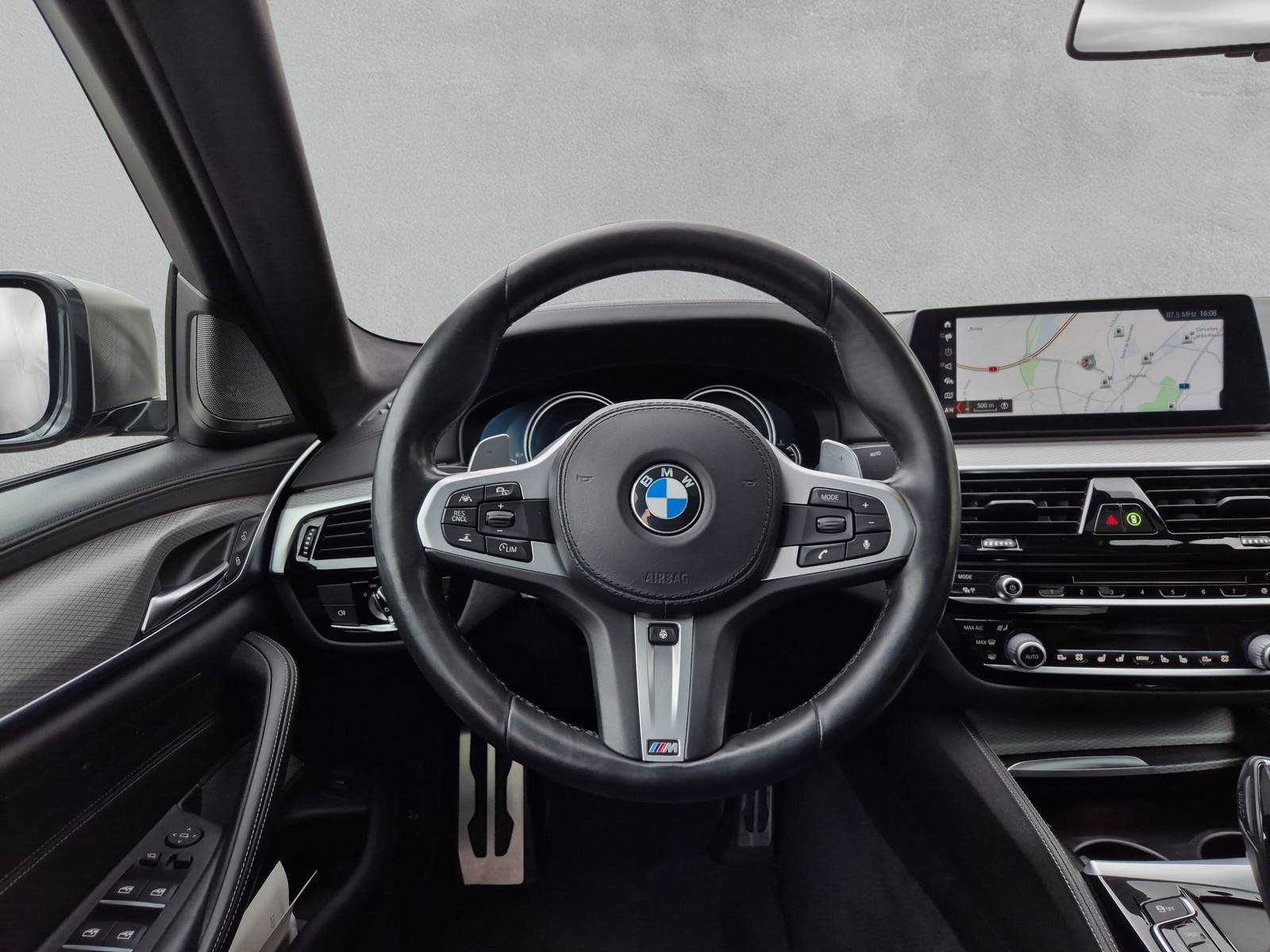 BMW M550i xDrive - 16