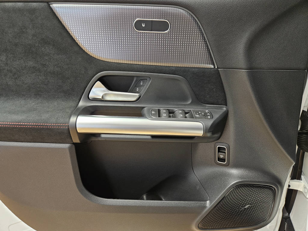 MERCEDES-BENZ EQA 300 4Matic Swiss Star - 9
