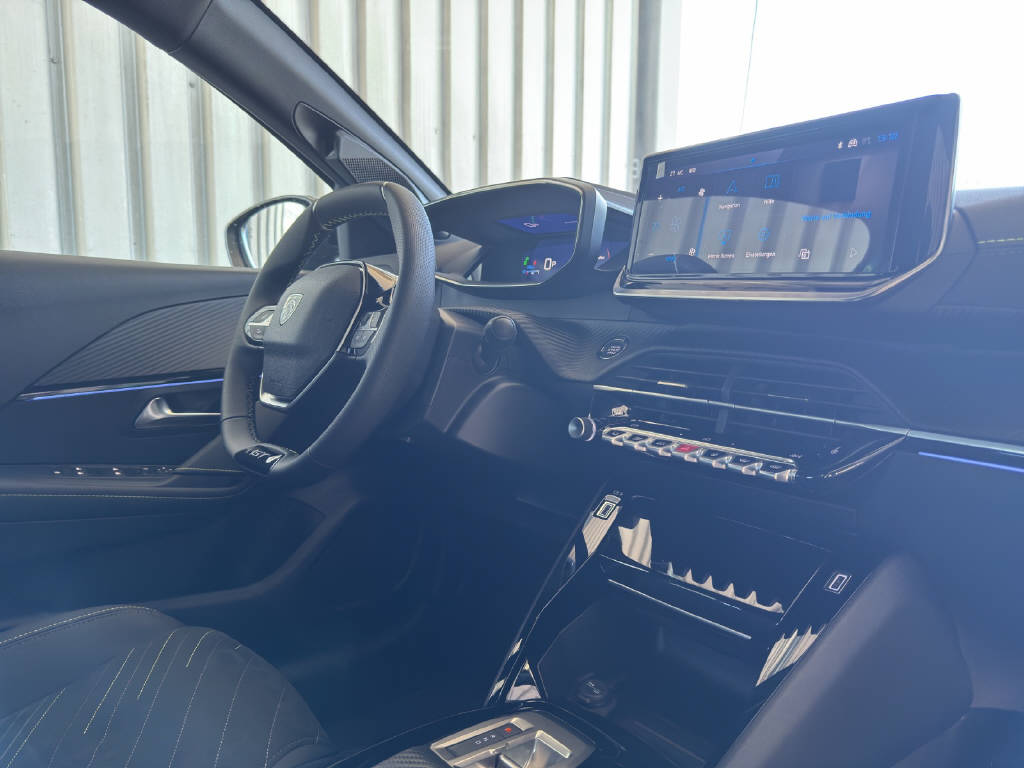PEUGEOT 208 1.2 Hybrid 145 GT Exclusive - 11