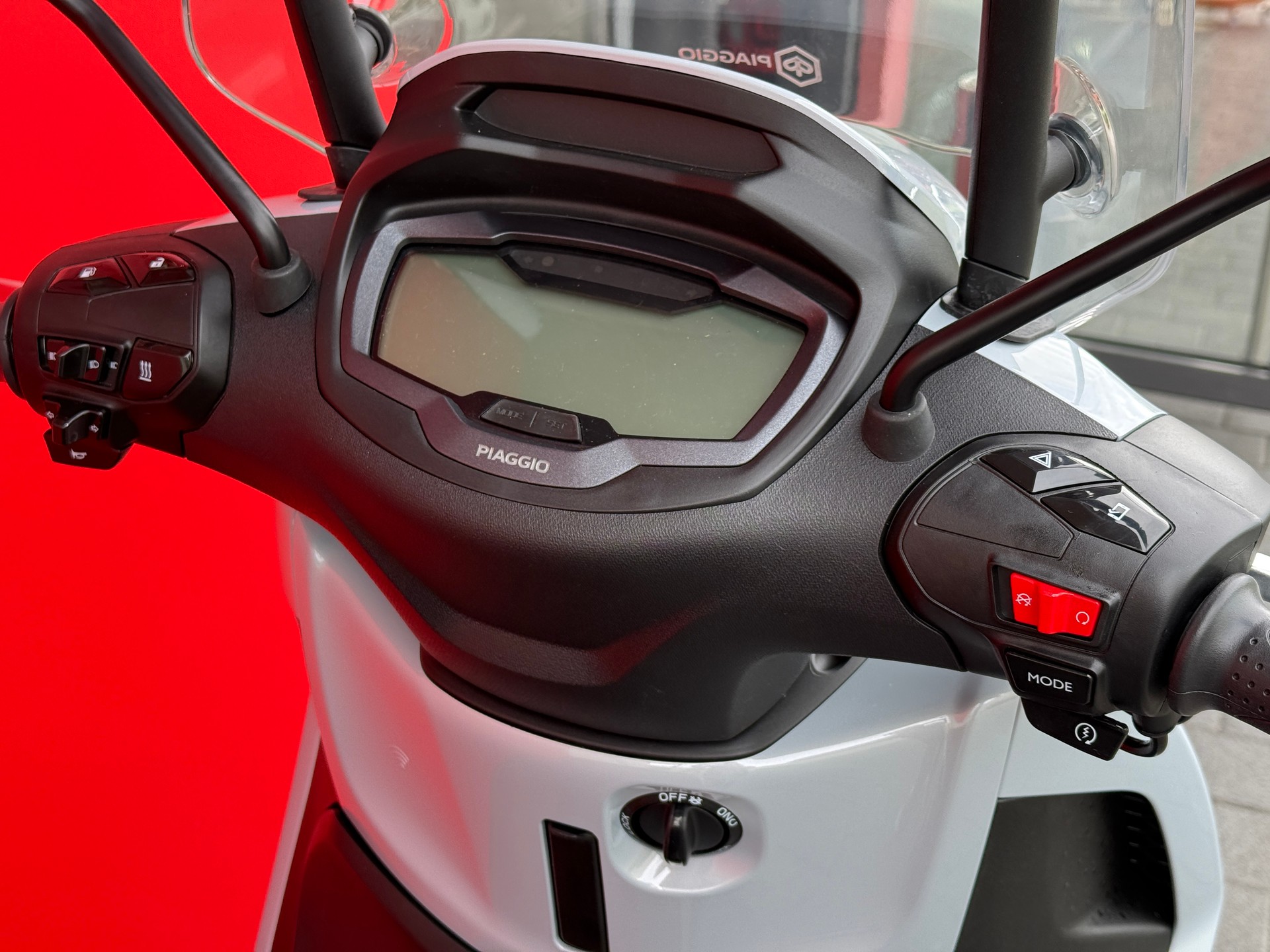 PIAGGIO Beverly 400 Sport E5+ - 4