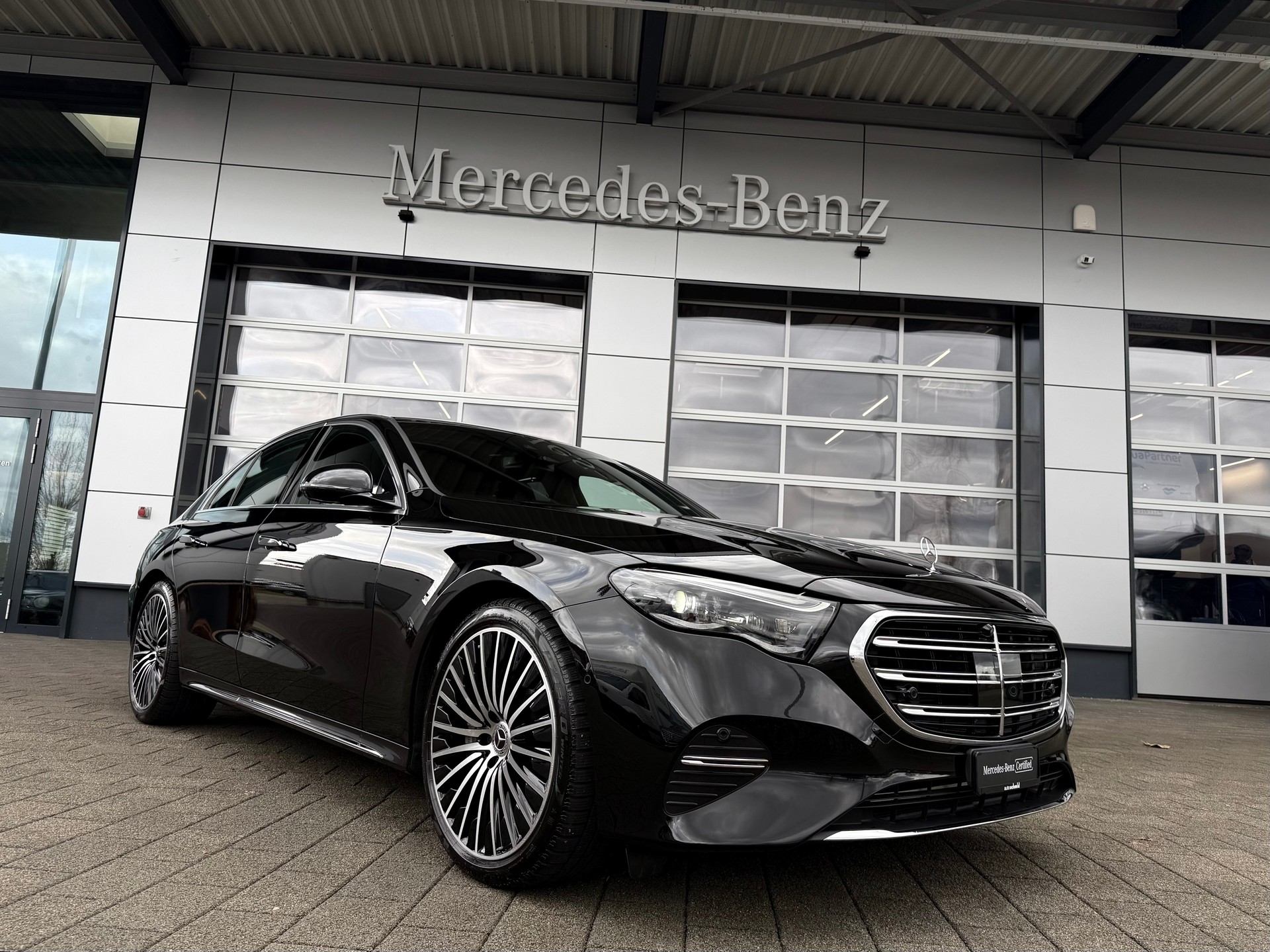 MERCEDES-BENZ E 200 EXCLUSIVE PREMIUM 9G-Tronic 4Matic