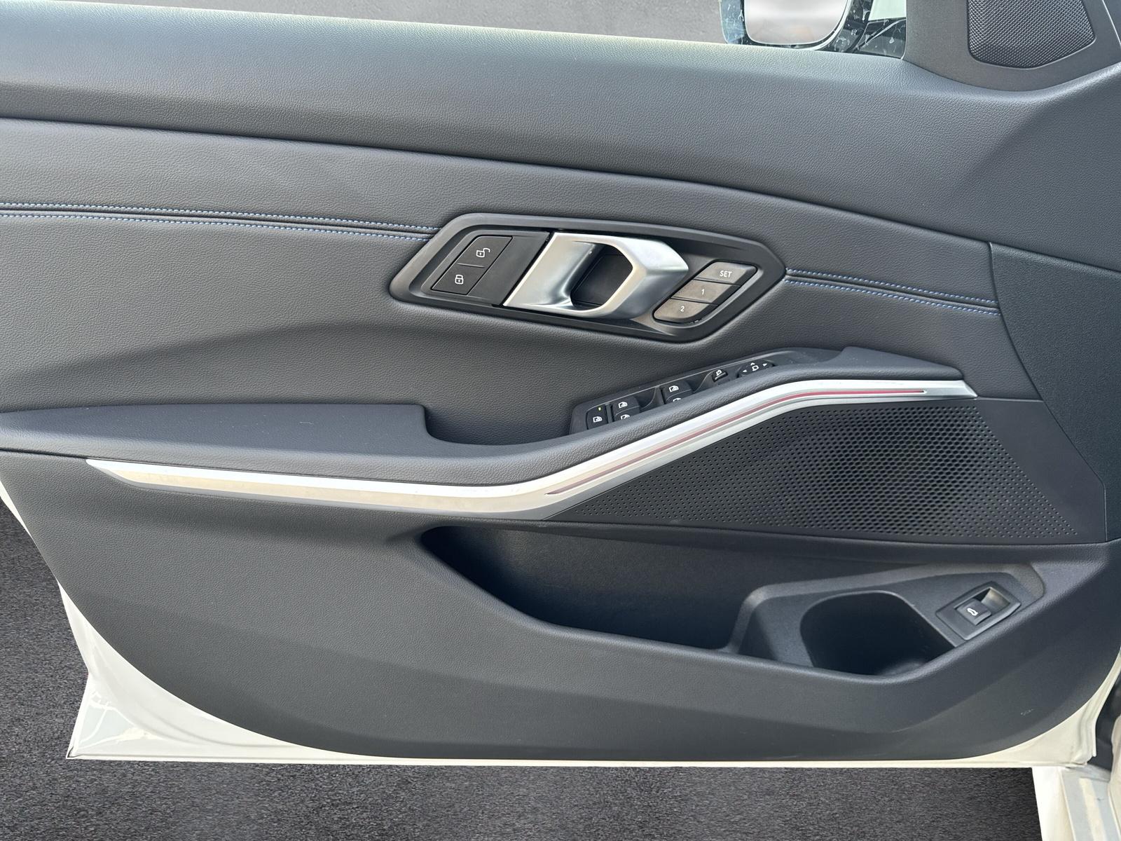 BMW 330i xDrive Touring M Sport ** Action de leasing à 1.9% ** 📍 - 17