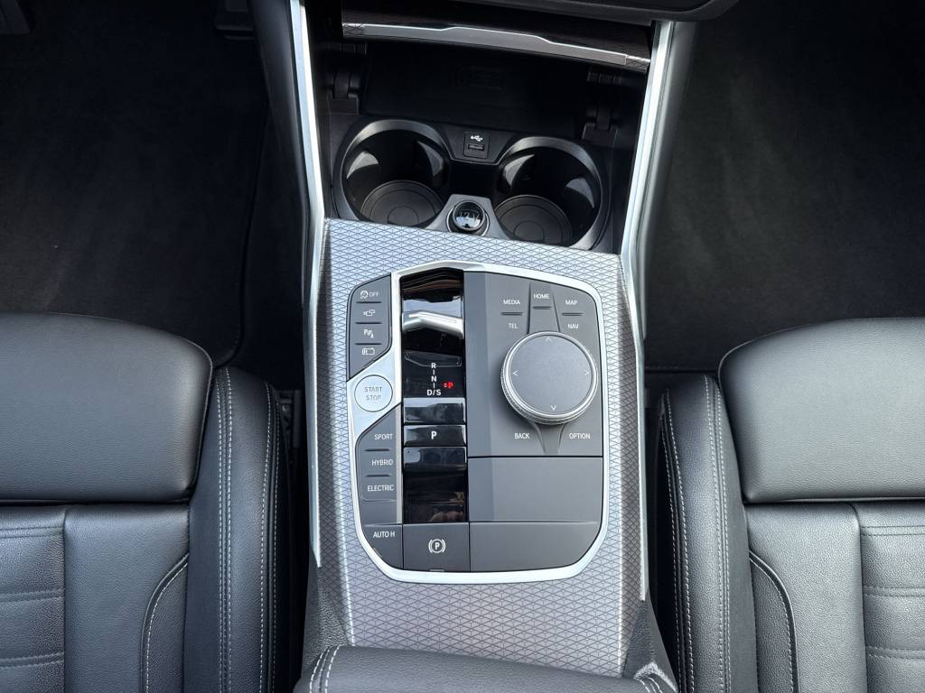 BMW 330e xDrive Steptronic M Sport - 14