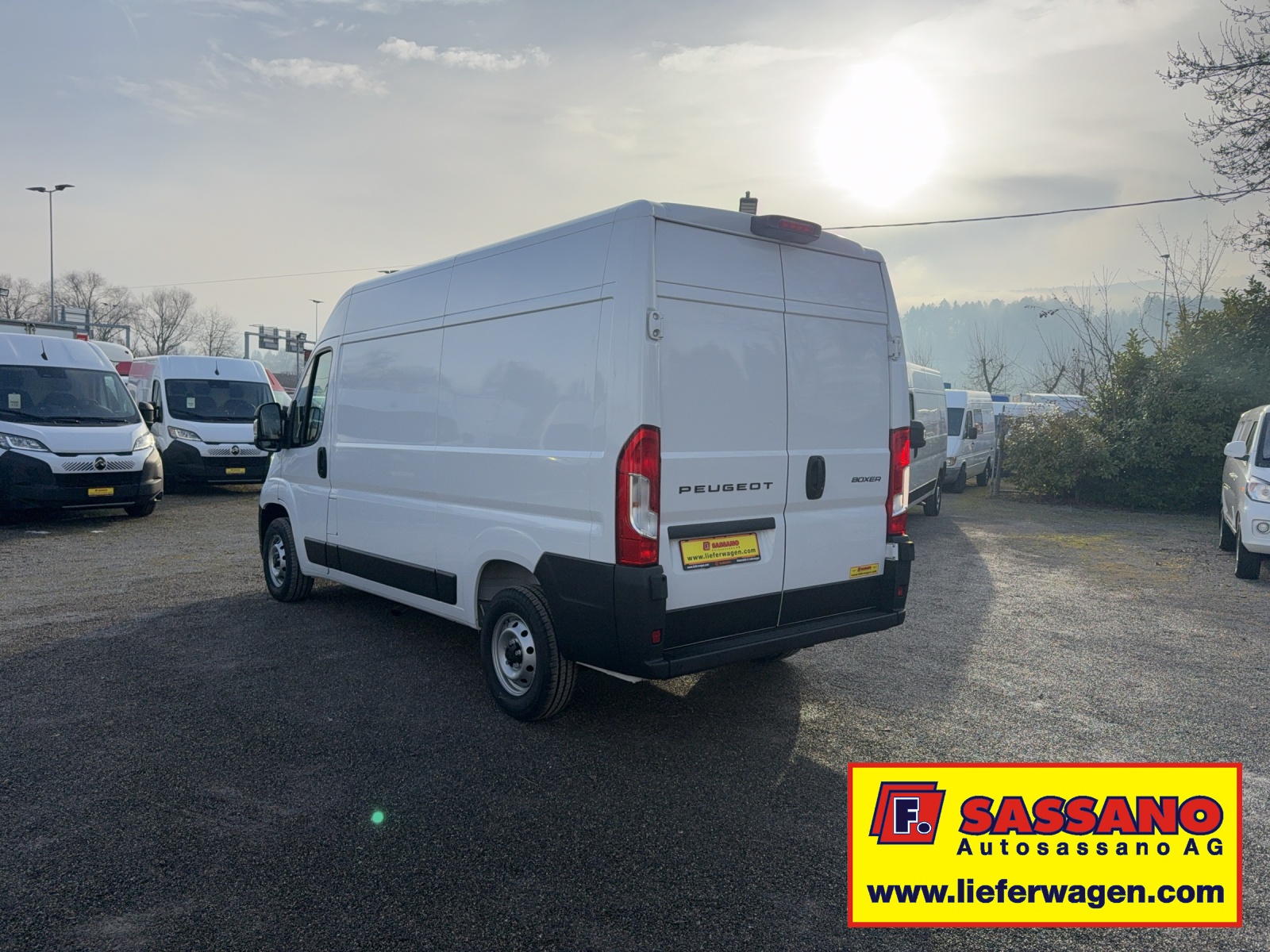 PEUGEOT Boxer 335 2.2 BlueHDI 140 L2H2 neues Interieur - 11