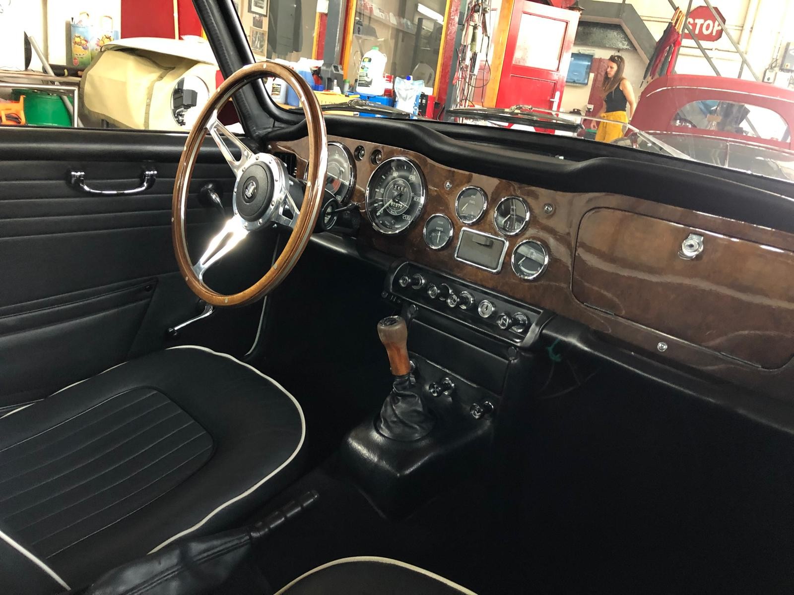 TRIUMPH TR4A IRS Surrey Top - 11