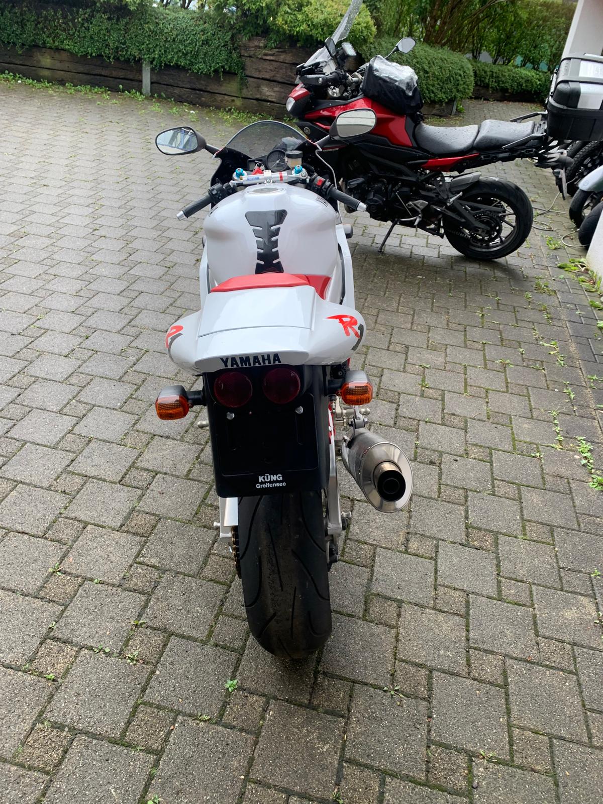 YAMAHA YZF-R1 - 4