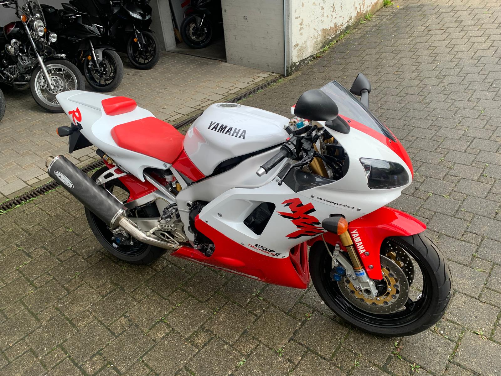 YAMAHA YZF-R1