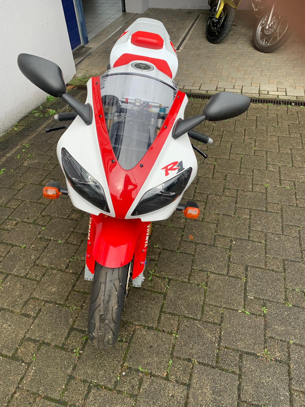 YAMAHA YZF-R1 - 3