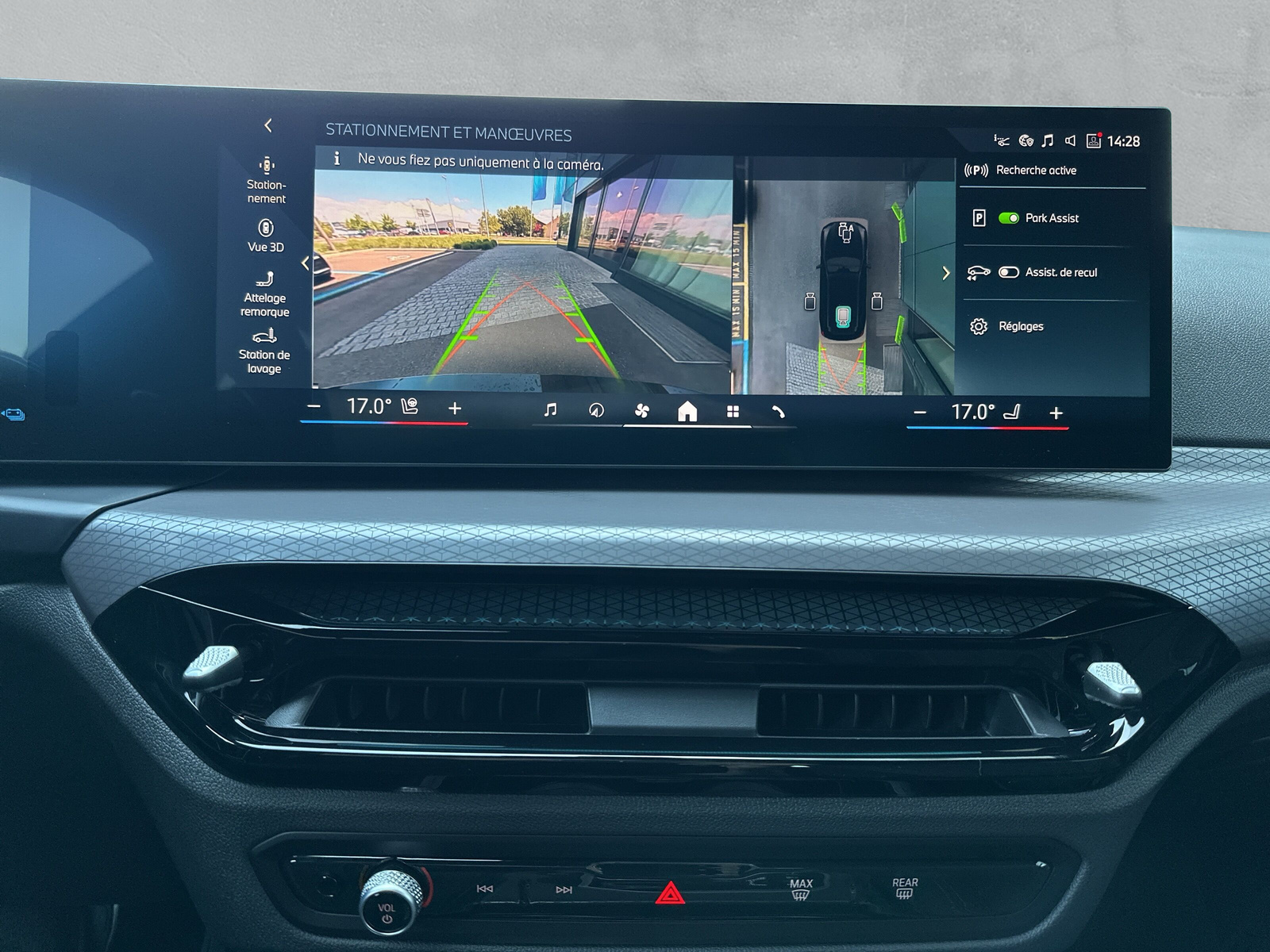 BMW 330e x DriveTouring Steptronic M Sport **Action de leasing à 0.9%** - 15