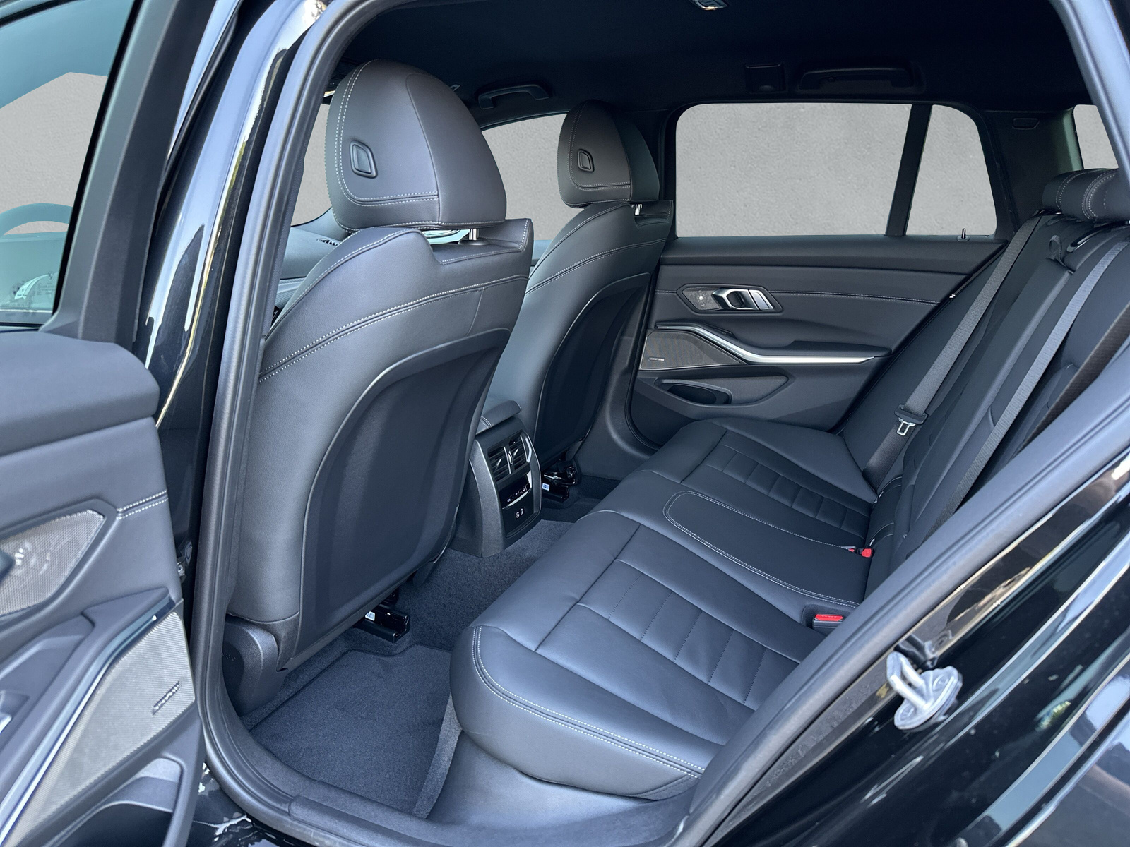 BMW 330e x DriveTouring Steptronic M Sport **Action de leasing à 0.9%** - 12