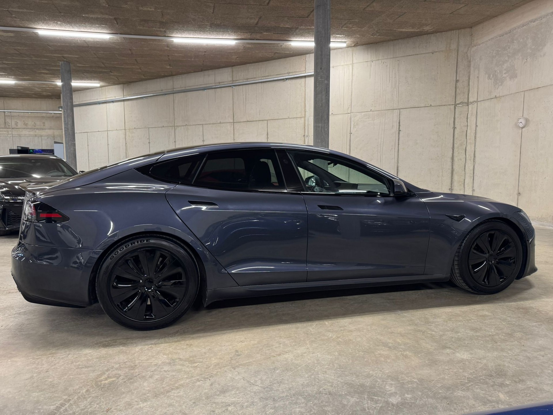 TESLA Model S - 5