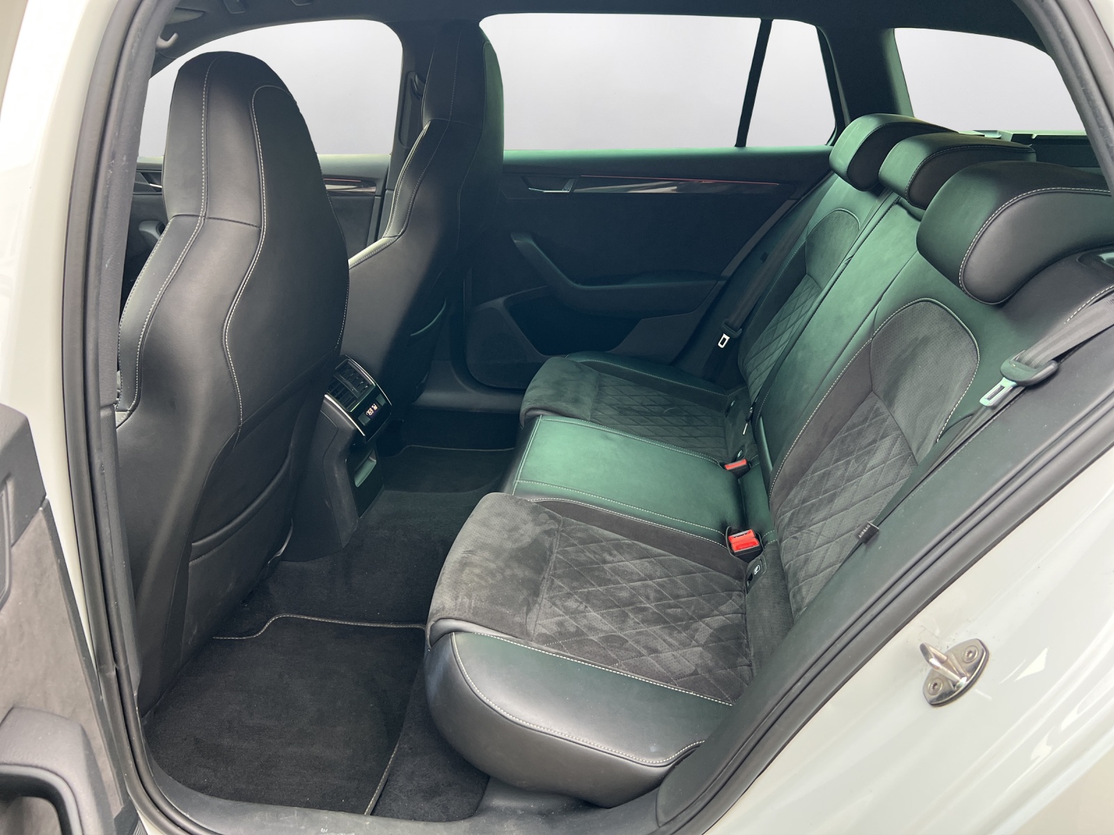 SKODA Superb Combi 2.0 TDi Sport Line 4x4 DSG - 11