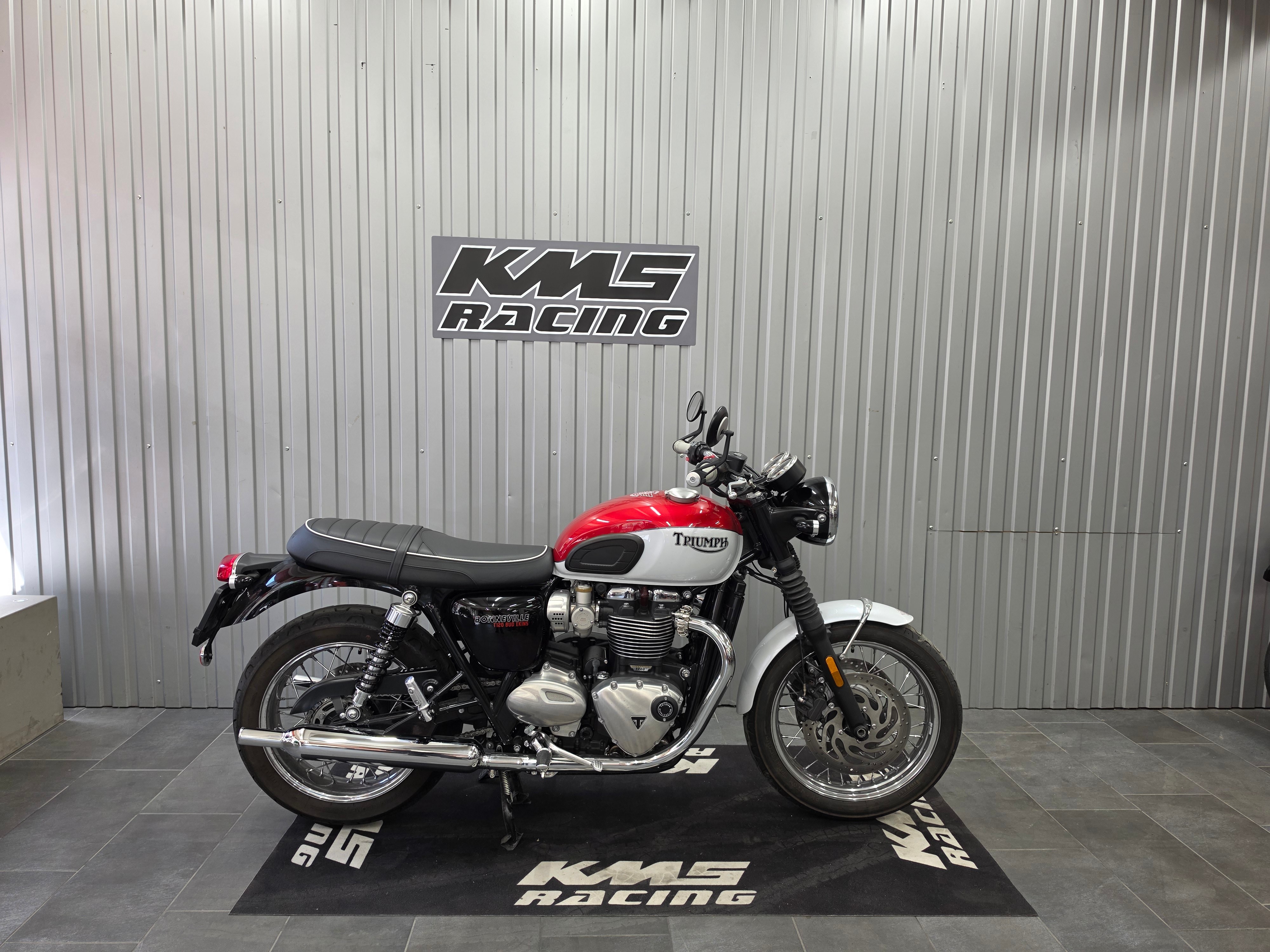 TRIUMPH Bonneville