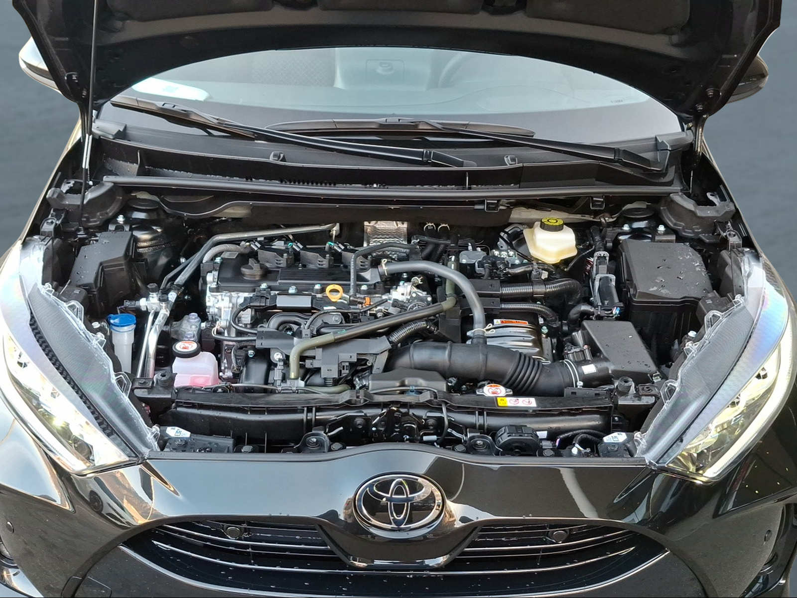 TOYOTA Yaris 1.5 Premium e-CVT - 14