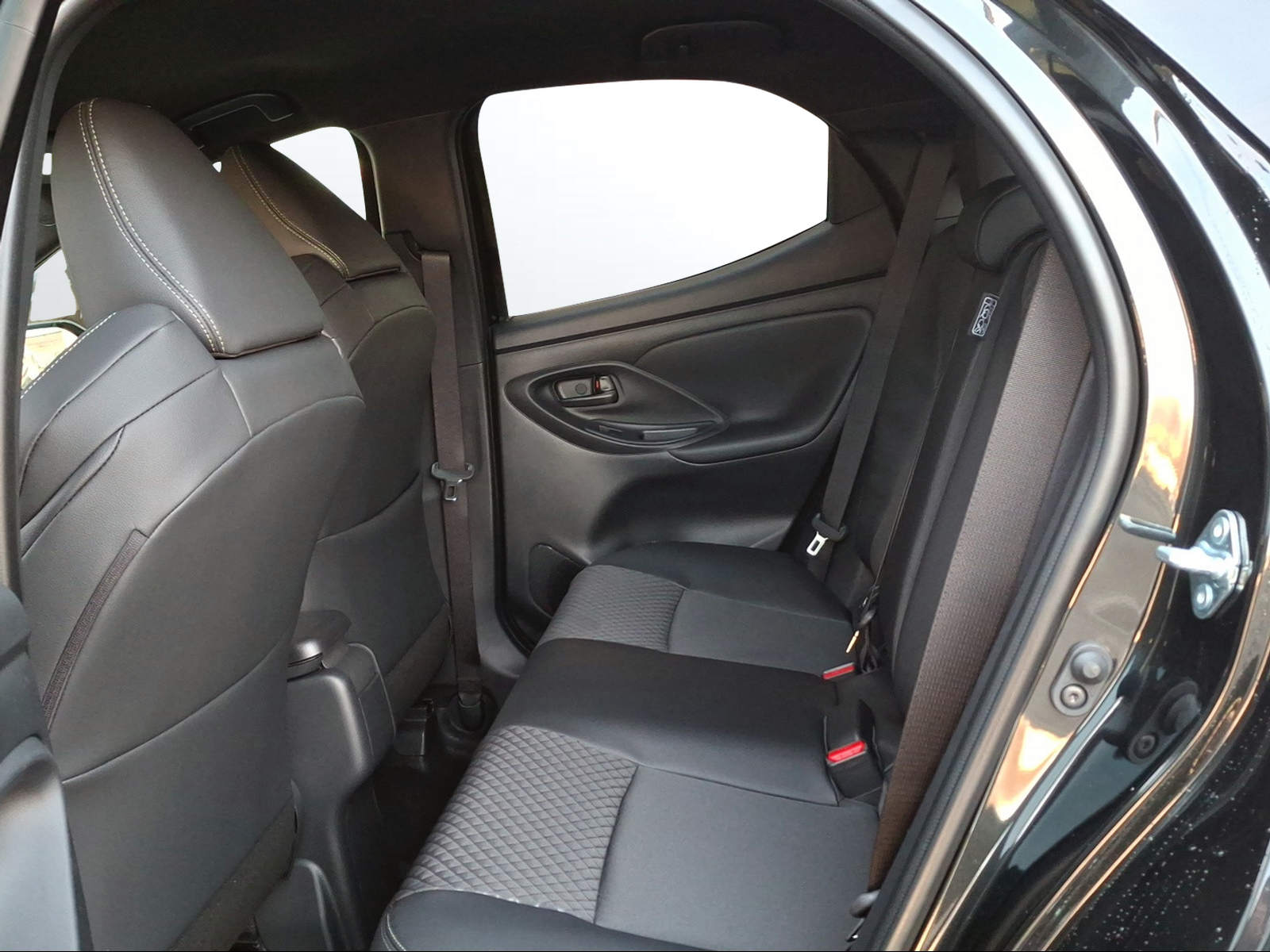 TOYOTA Yaris 1.5 Premium e-CVT - 12