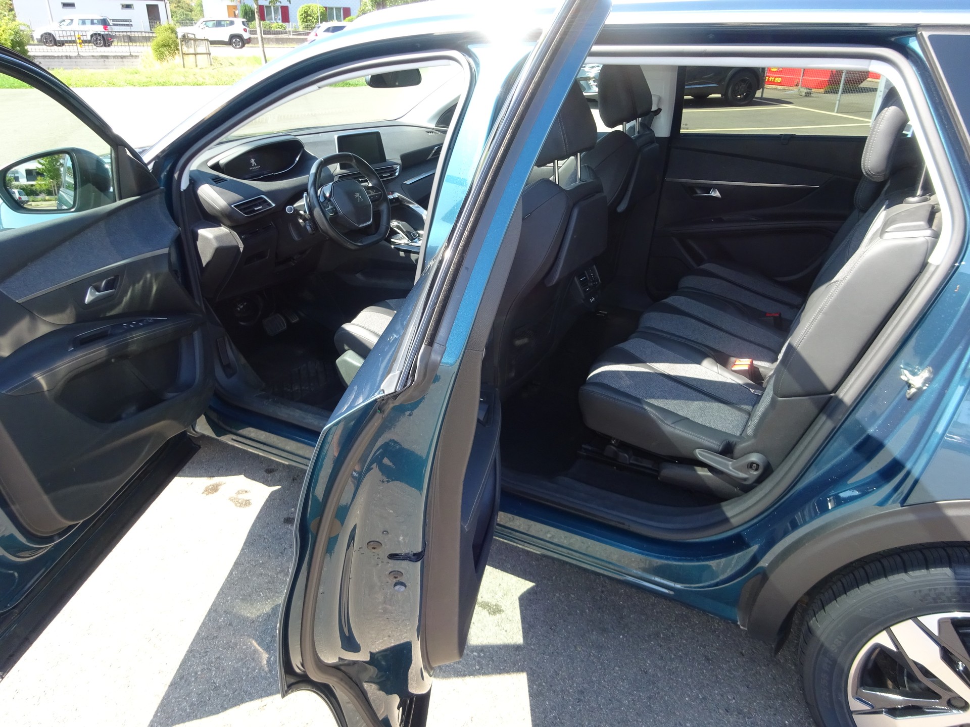 PEUGEOT 5008 1.2 Pure Tech Allure EAT8 - 8