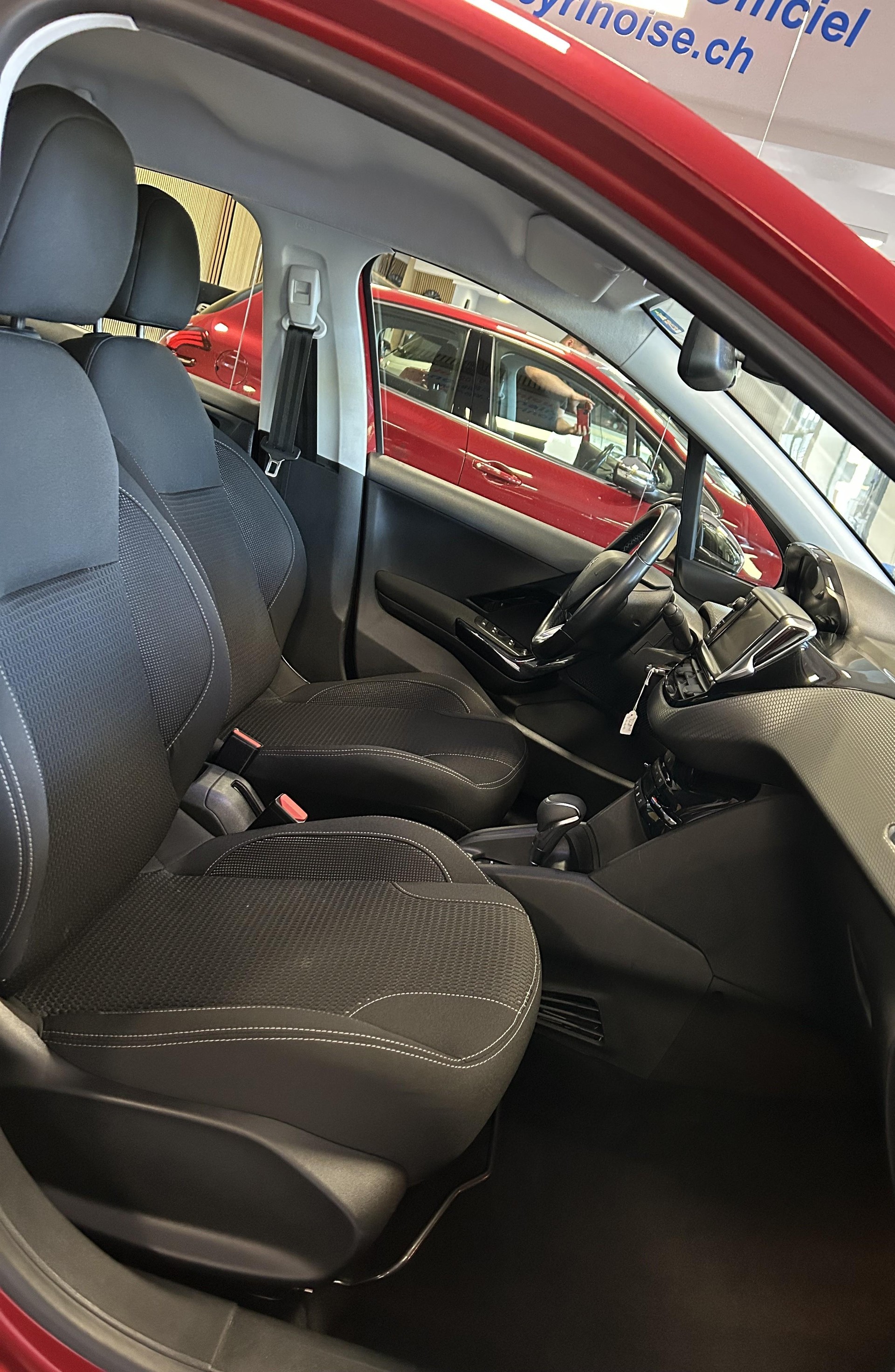 PEUGEOT 208 1.2 PureTech Allure S/S AUTOMATIQUE - 15