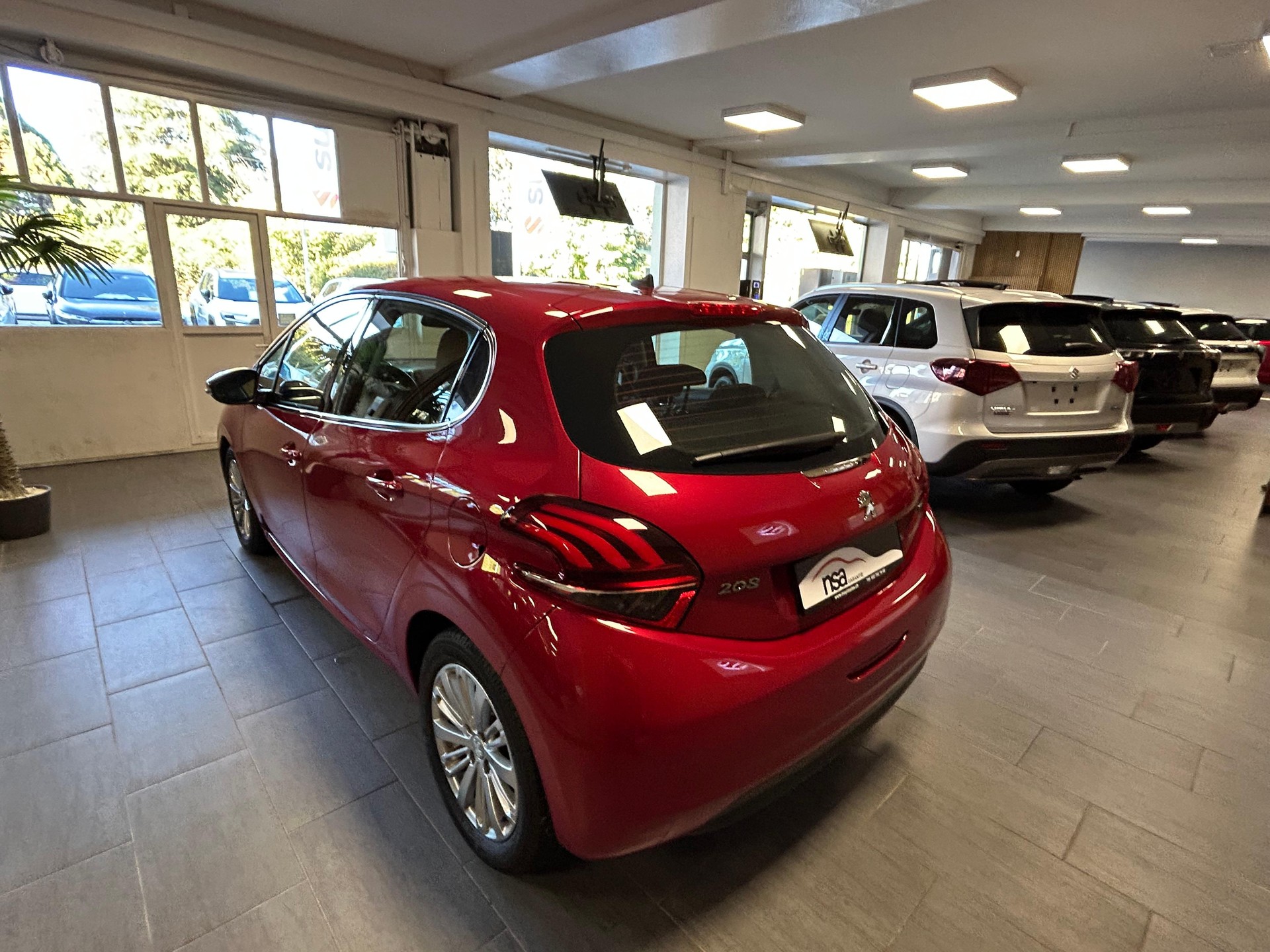 PEUGEOT 208 1.2 PureTech Allure S/S AUTOMATIQUE - 5