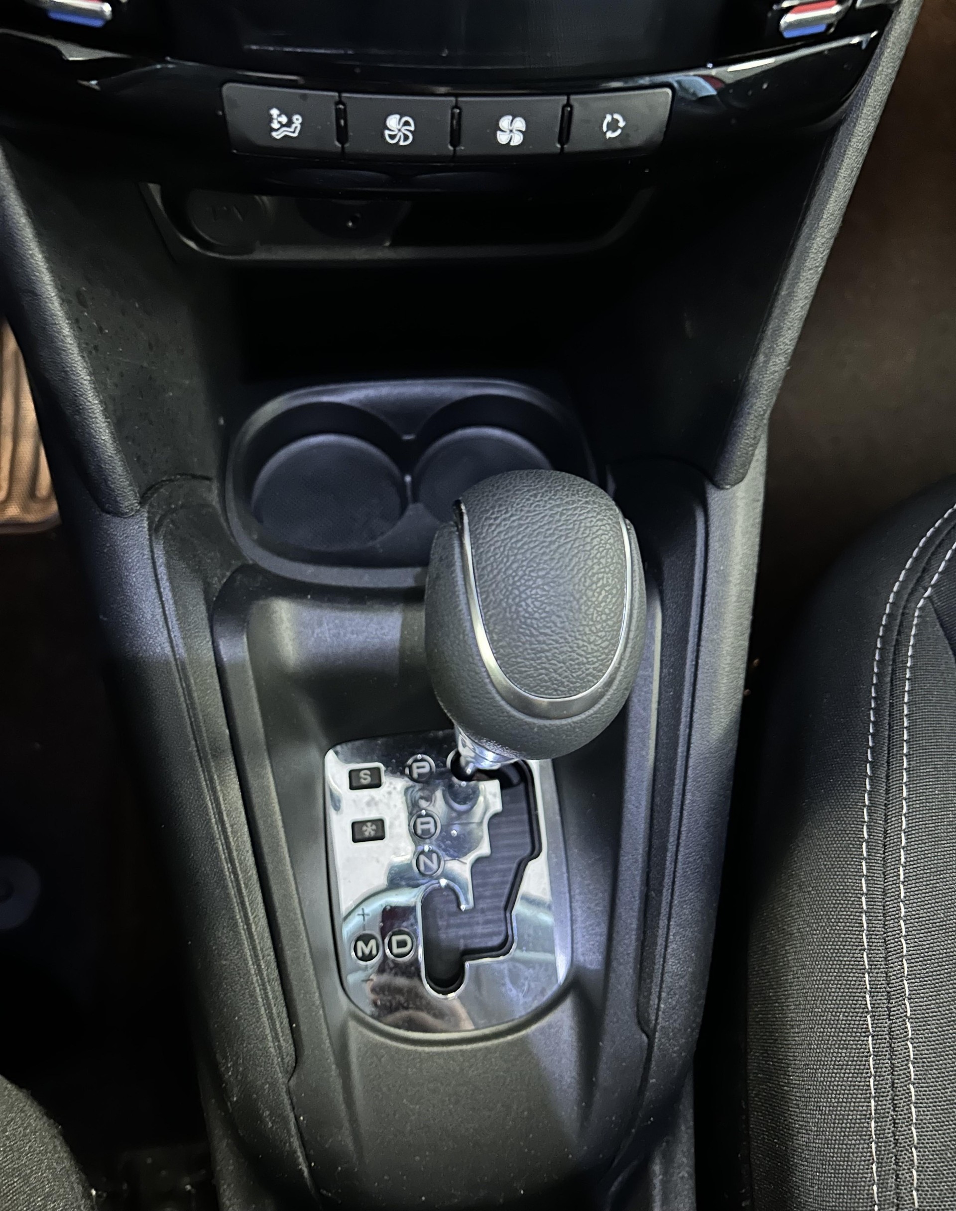 PEUGEOT 208 1.2 PureTech Allure S/S AUTOMATIQUE - 10