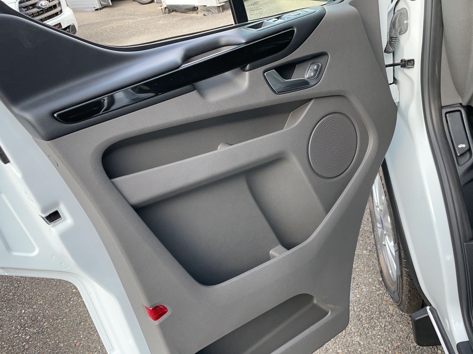 FORD Tourneo Custom Bus 320 L1 2.0 TDCi 185 Camper Trend Swiss Edition - 11