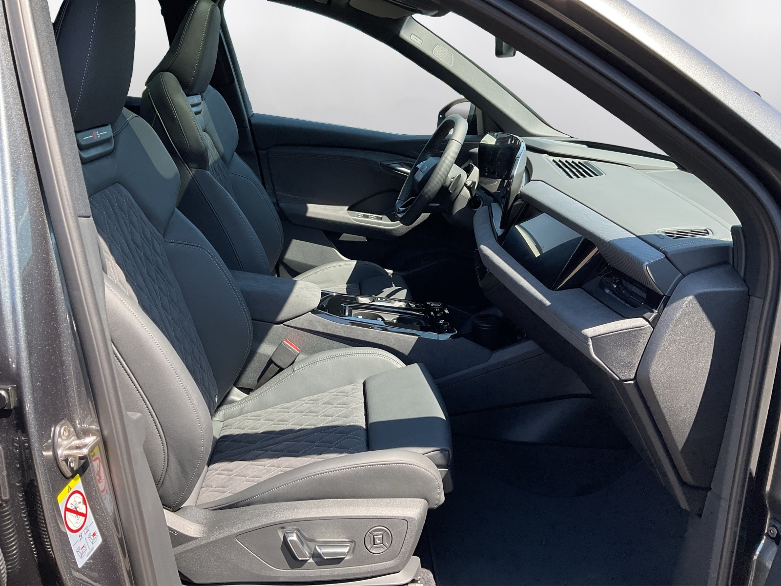AUDI Q6 e-tron quattro - 14