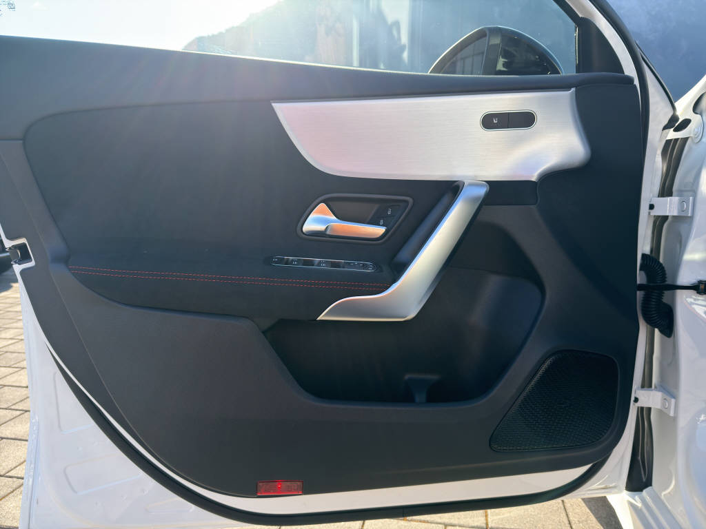 MERCEDES-BENZ A 220 4MATIC - 11