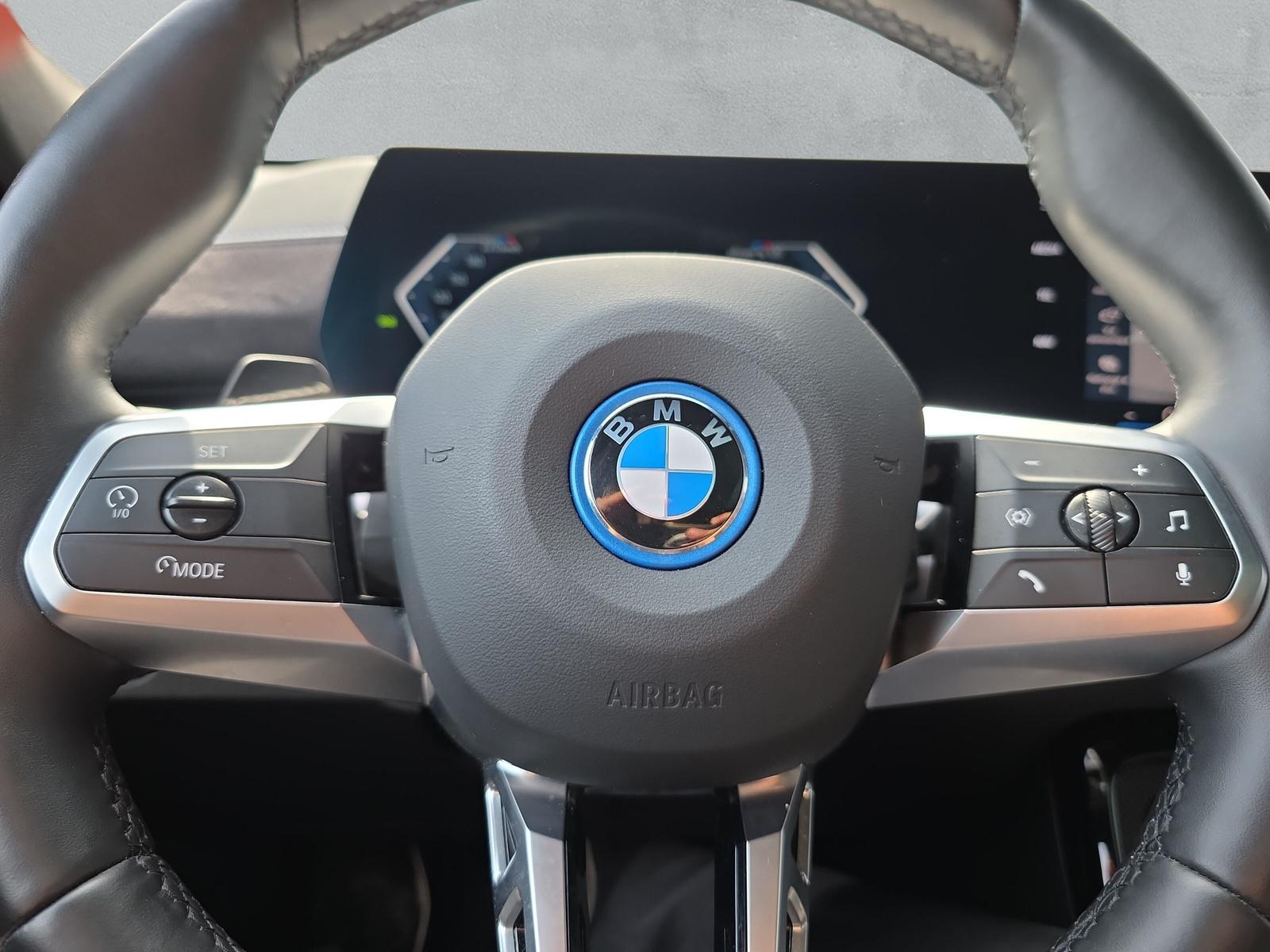 BMW iX2 30 M Sport xDrive U10 (CH) ** Frozen Portimao Blau II métallisé ** - 24