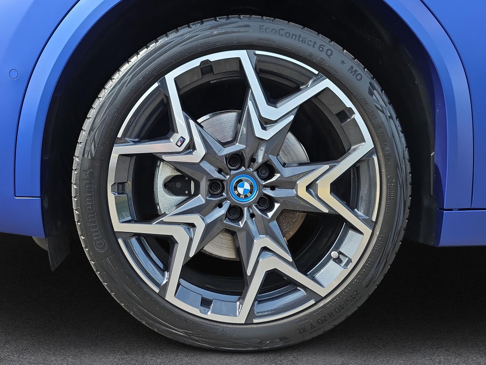 BMW iX2 30 M Sport xDrive U10 (CH) ** Frozen Portimao Blau II métallisé ** - 11