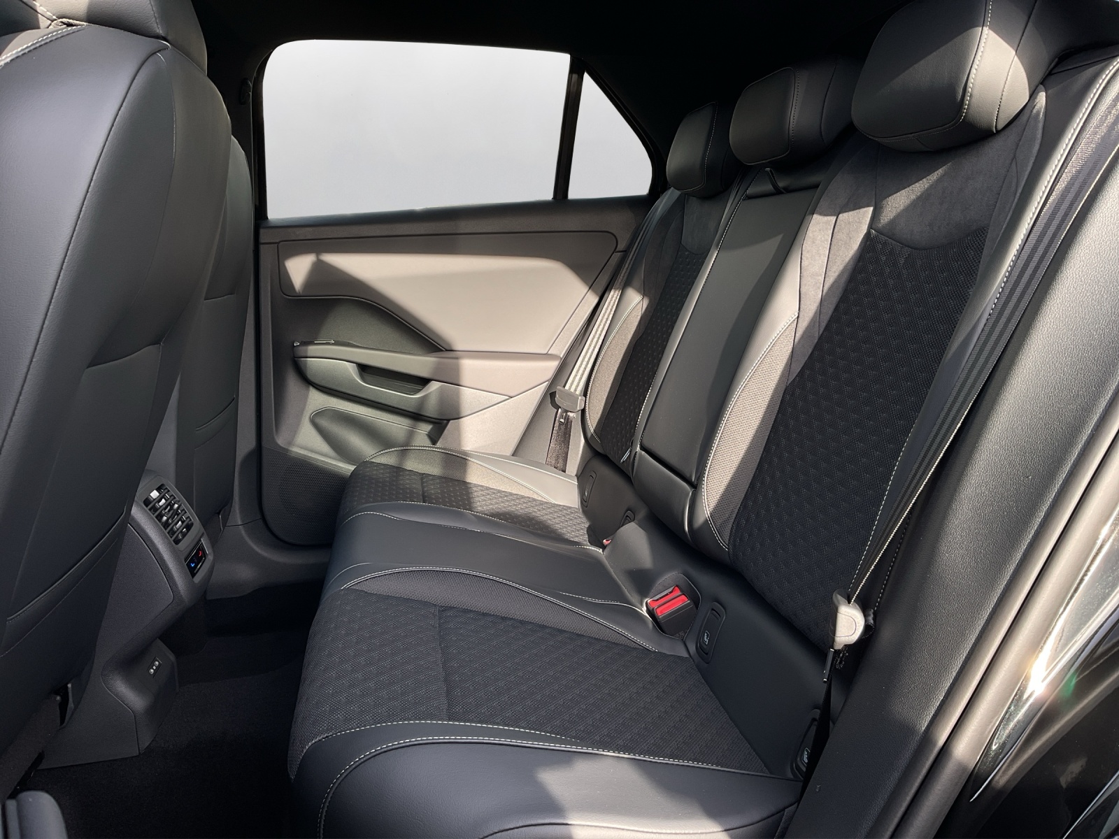 VW T-Roc 1.5 eTSI mHEV R-Line DSG - 11
