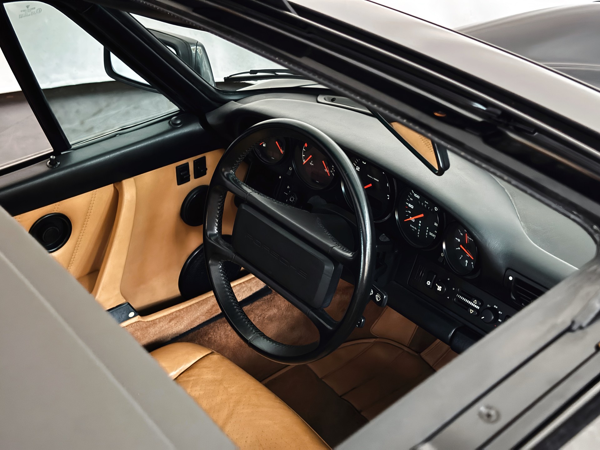 PORSCHE 911 Carrera 2 - 21