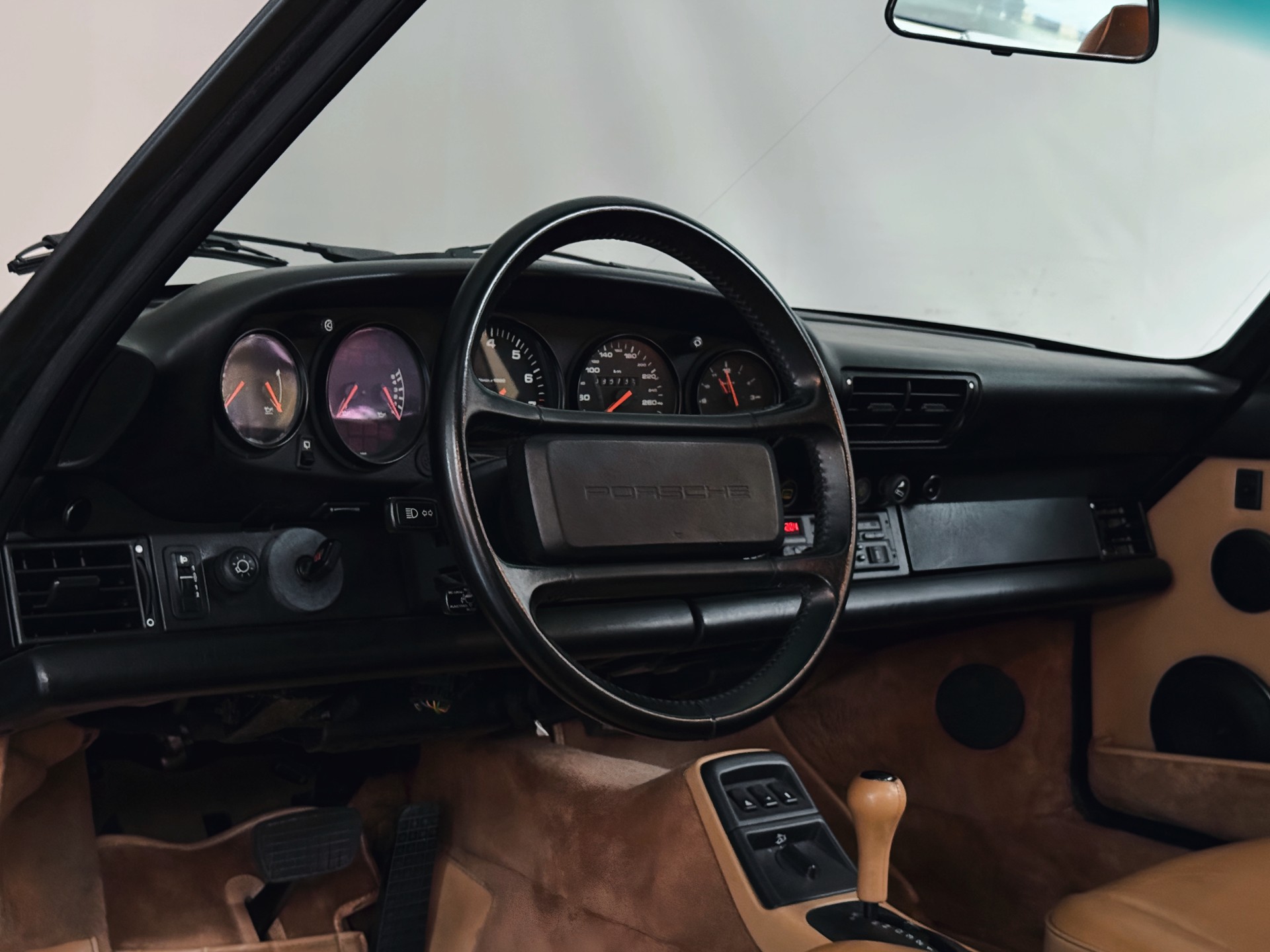 PORSCHE 911 Carrera 2 - 11