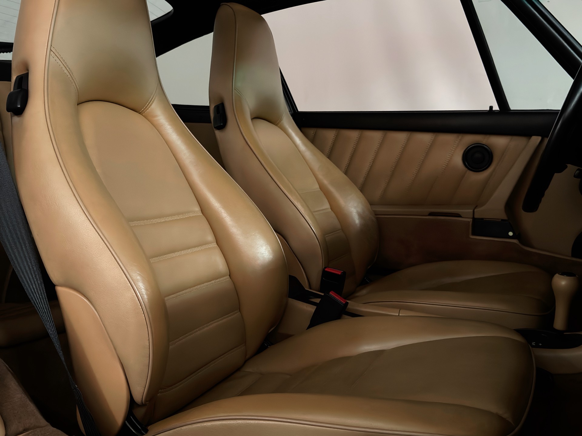 PORSCHE 911 Carrera 2 - 16