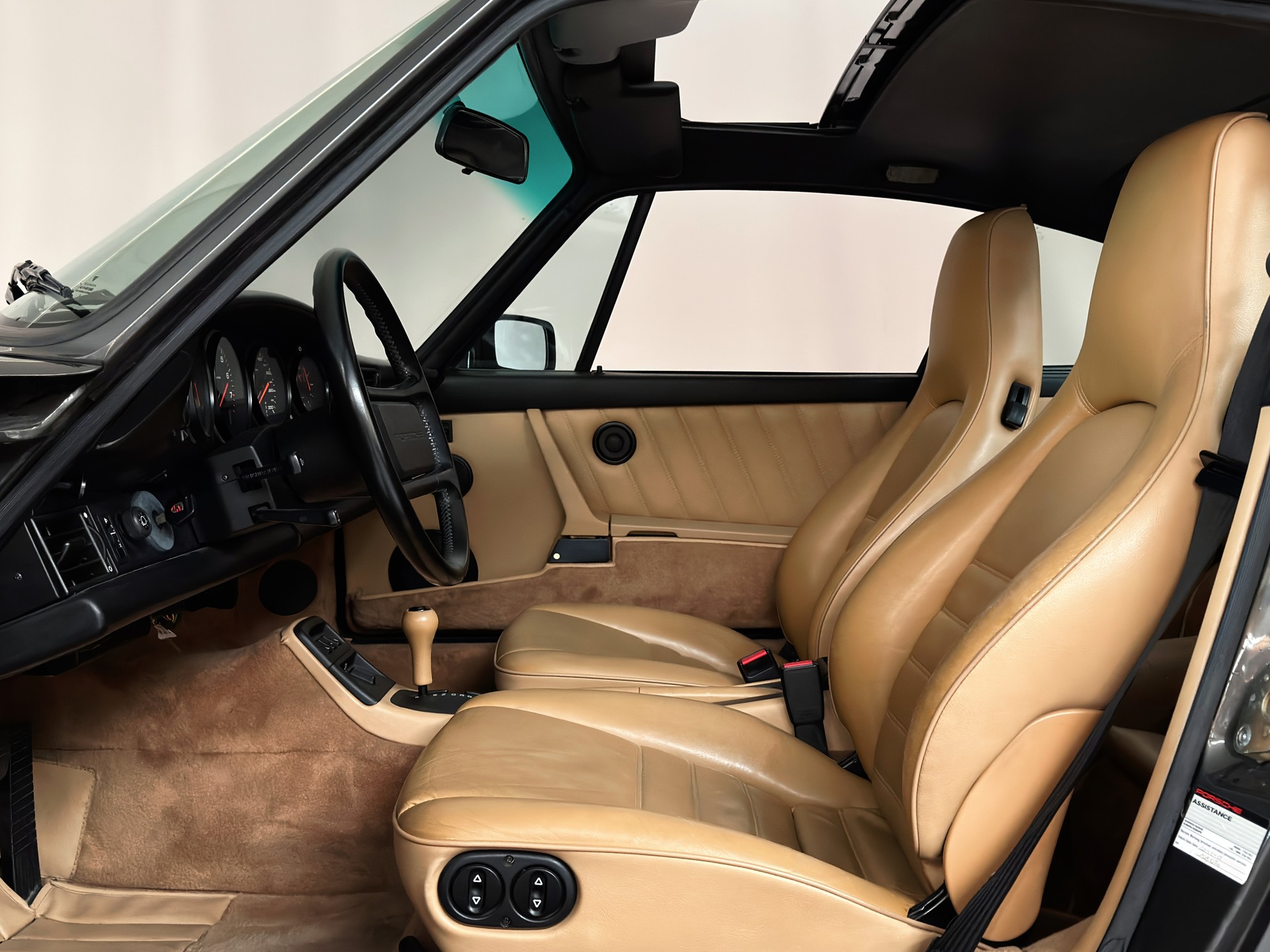 PORSCHE 911 Carrera 2 - 12